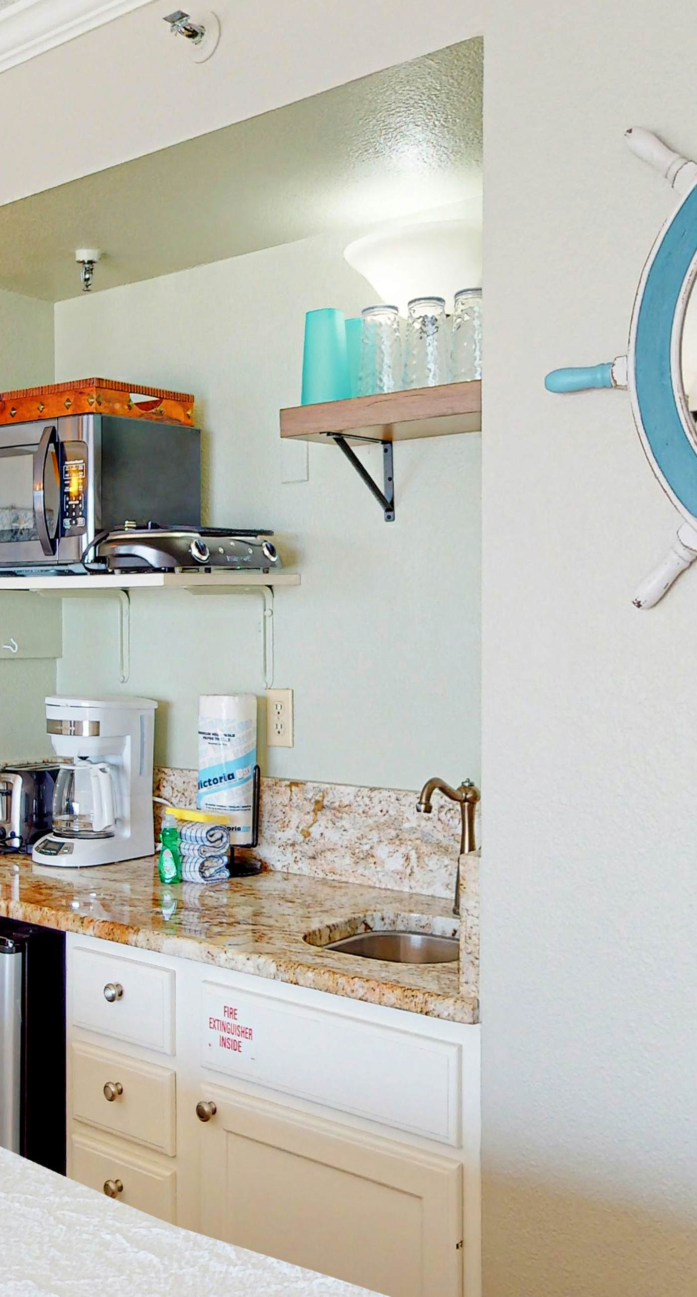 Islander W 304 - Attractive & Convenient Oceanfront Studio w/Shared Pool/Gym/Free WiFi/AC/Balcony