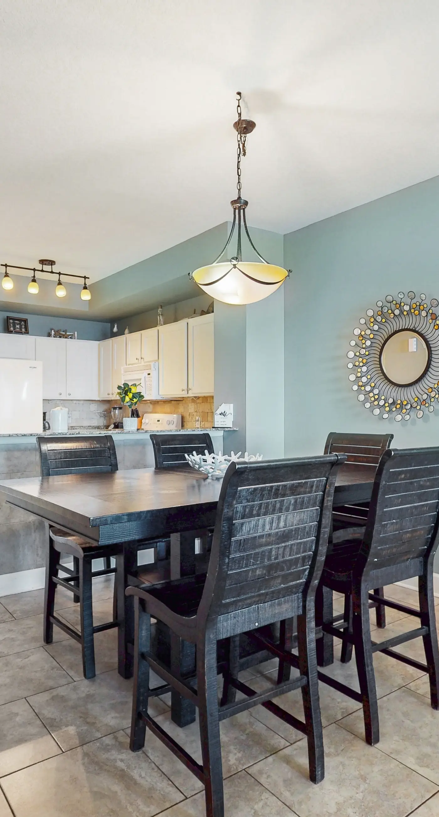 Gulf-view condo with beach service, pools, hot tubs & gym