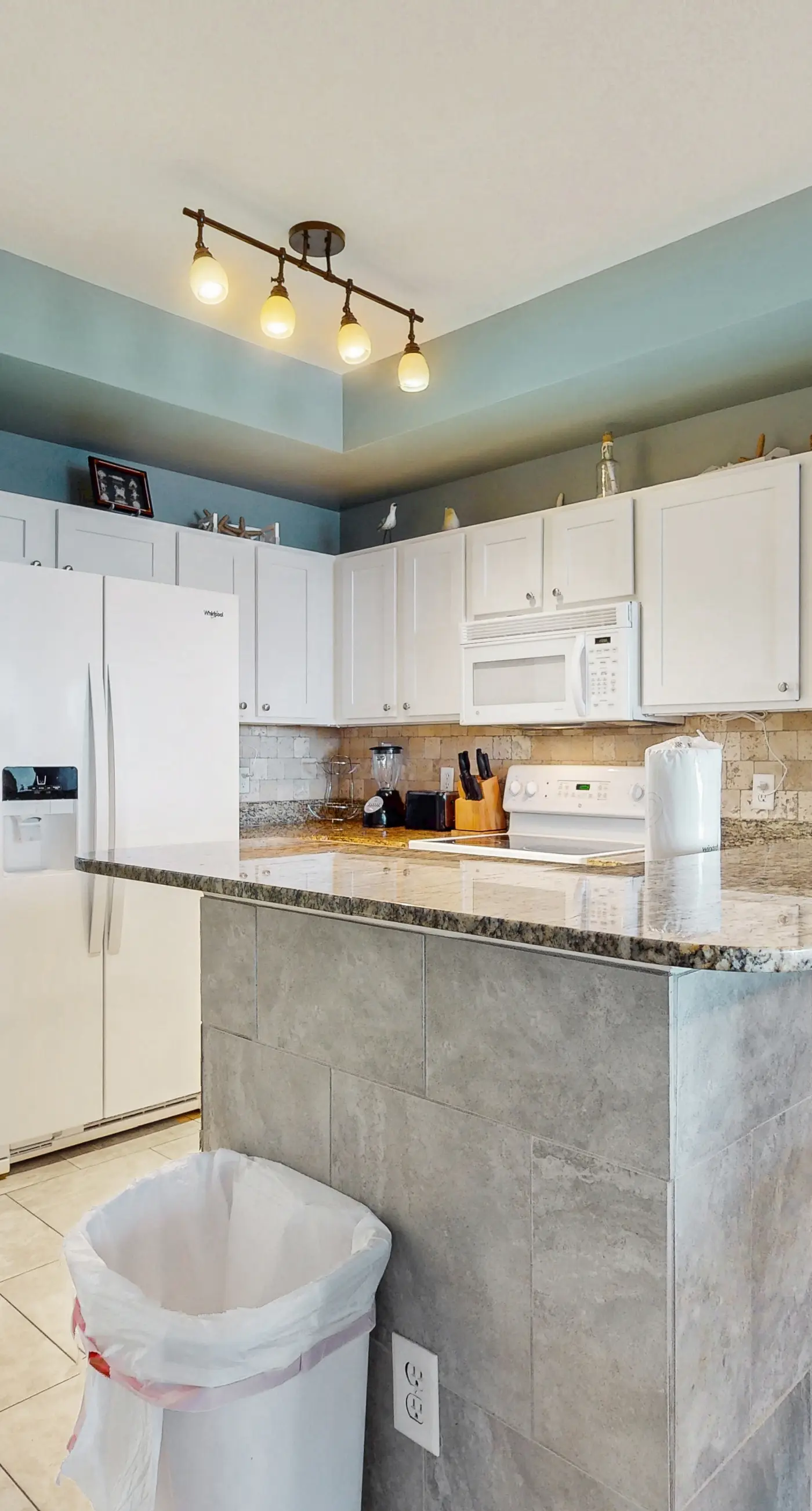 Gulf-view condo with beach service, pools, hot tubs & gym