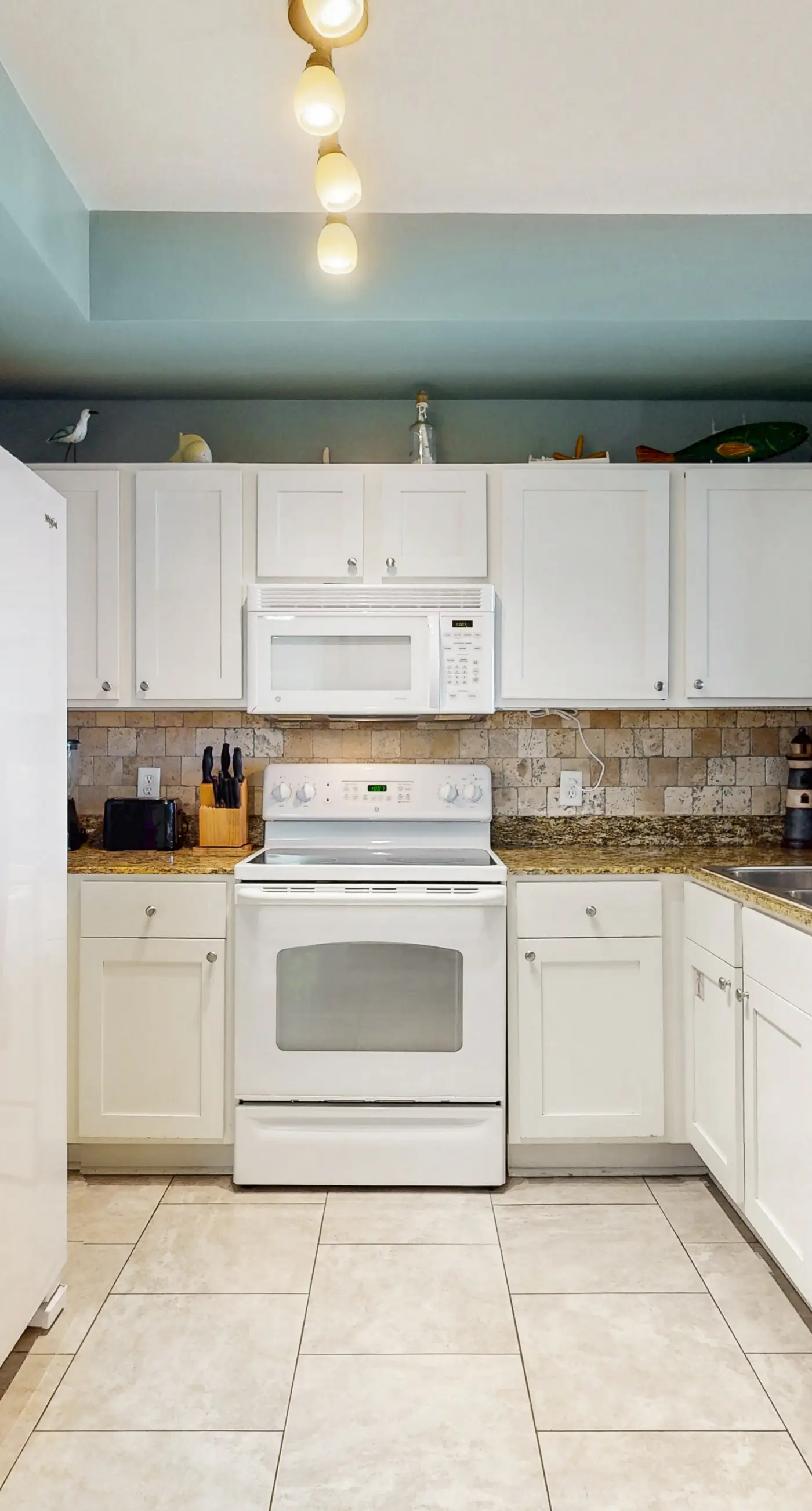 Gulf-view condo with beach service, pools, hot tubs & gym