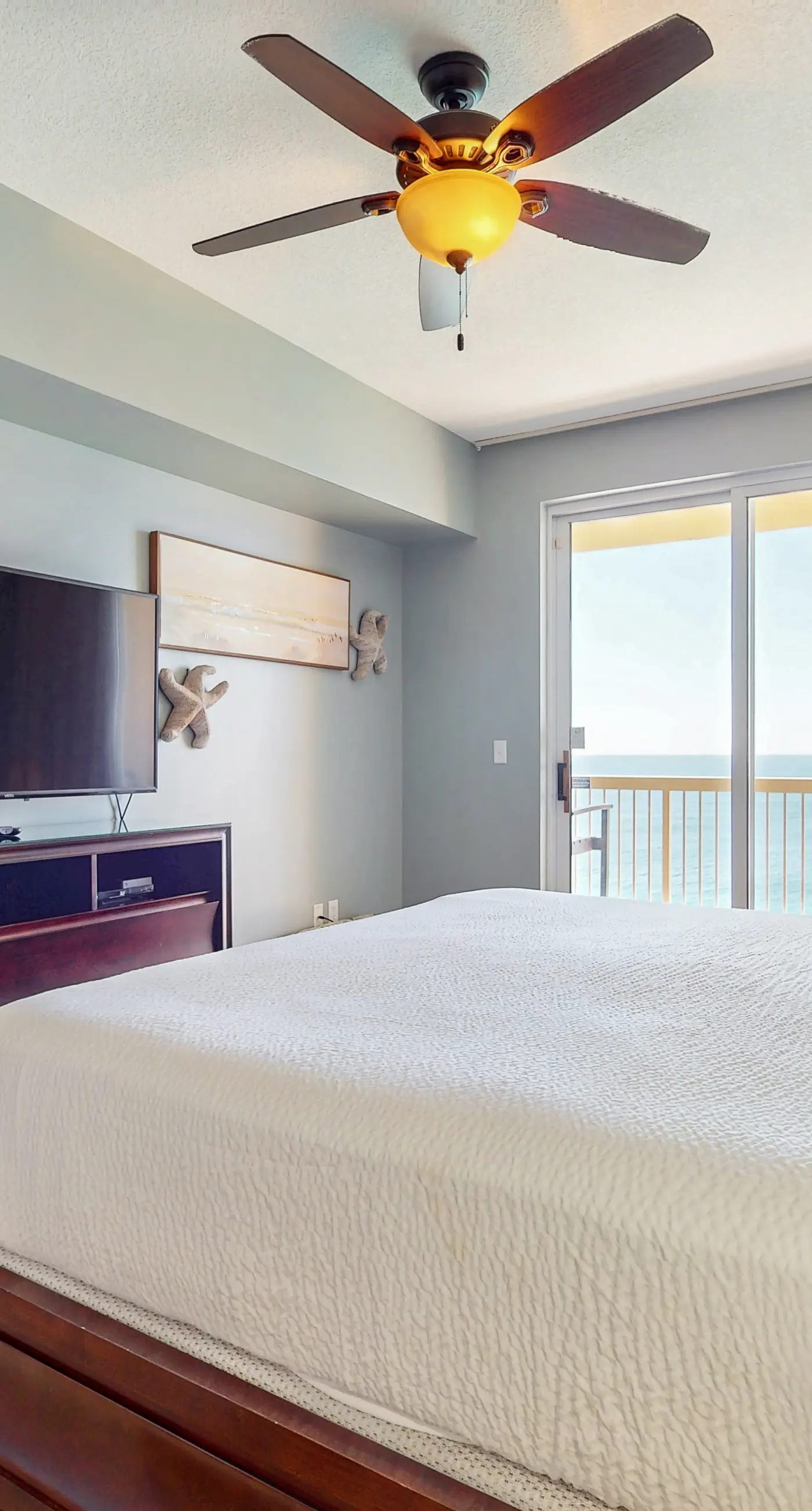 Gulf-view condo with beach service, pools, hot tubs & gym