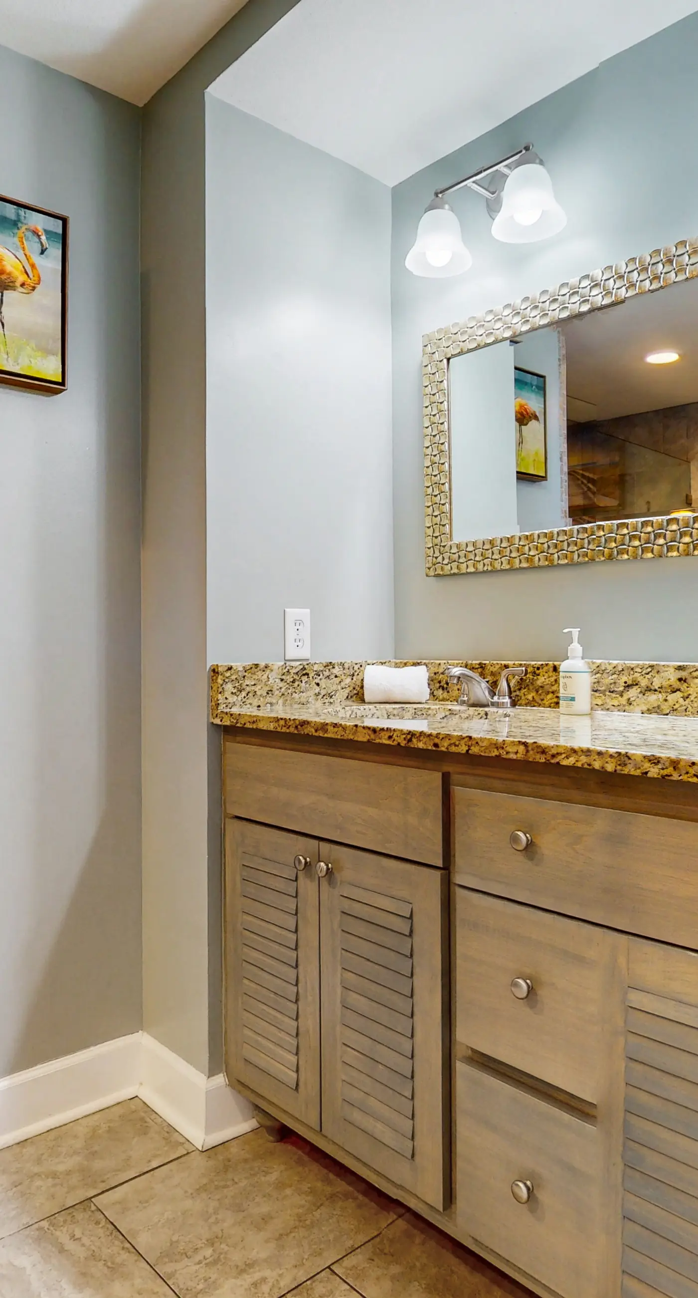 Gulf-view condo with beach service, pools, hot tubs & gym