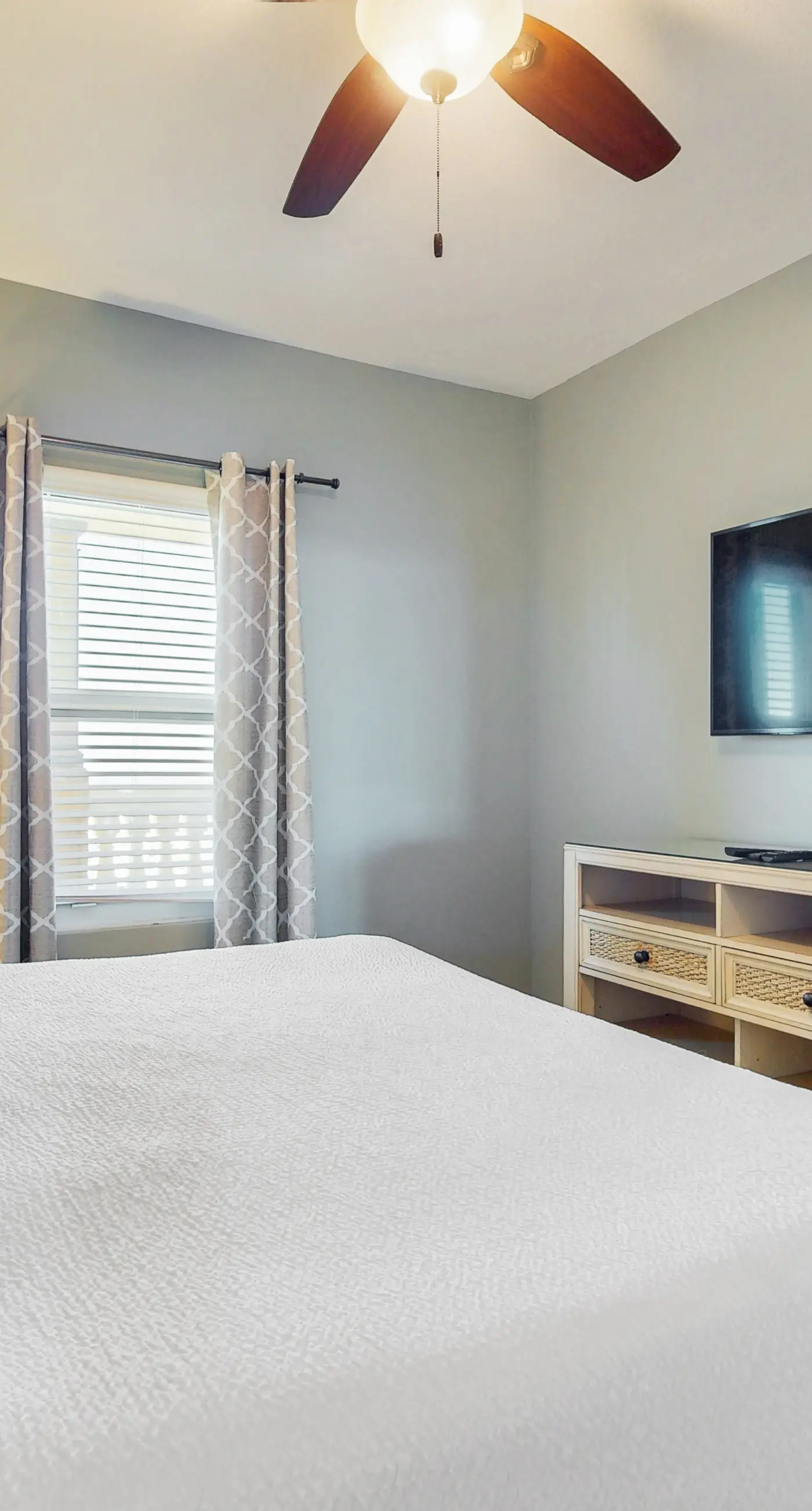 Gulf-view condo with beach service, pools, hot tubs & gym