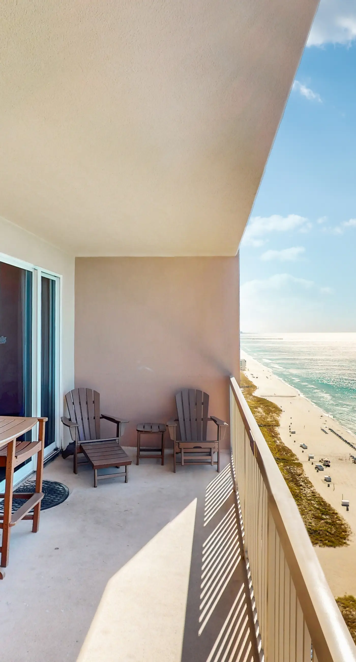 Gulf-view condo with beach service, pools, hot tubs & gym