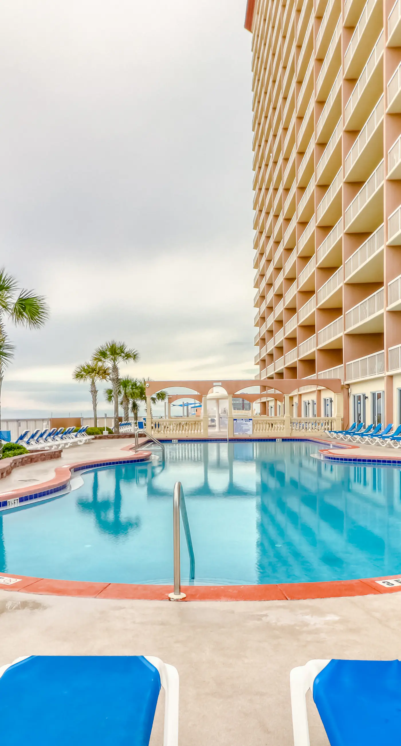 Gulf-view condo with beach service, pools, hot tubs & gym