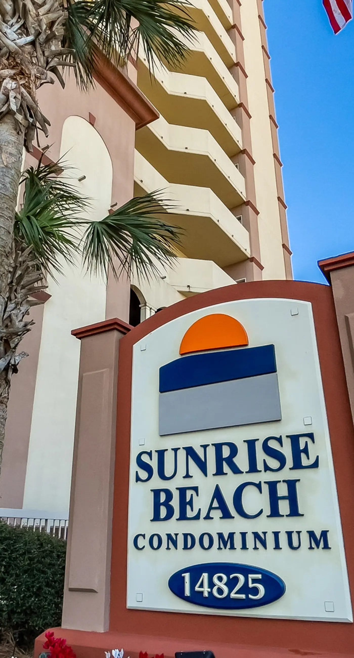 Gulf-view condo with beach service, pools, hot tubs & gym