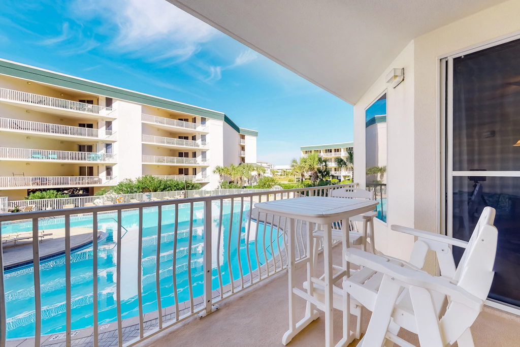 Lovely condo with pool, hot tub, ocean views & pickleball