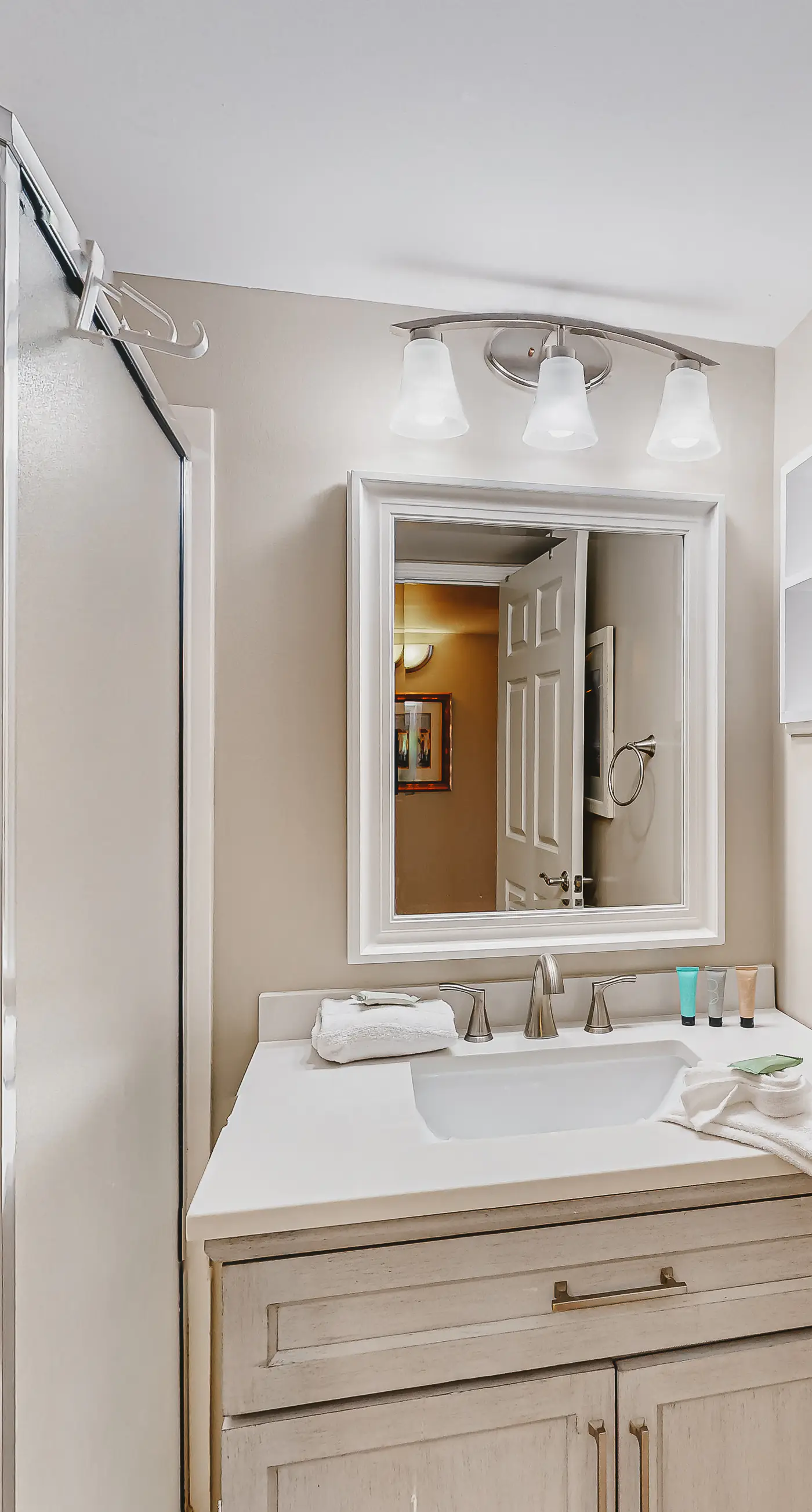 Waterfront Gem - Shared Pool, Beach Access, Free WiFi, Washer/Dryer & Central AC