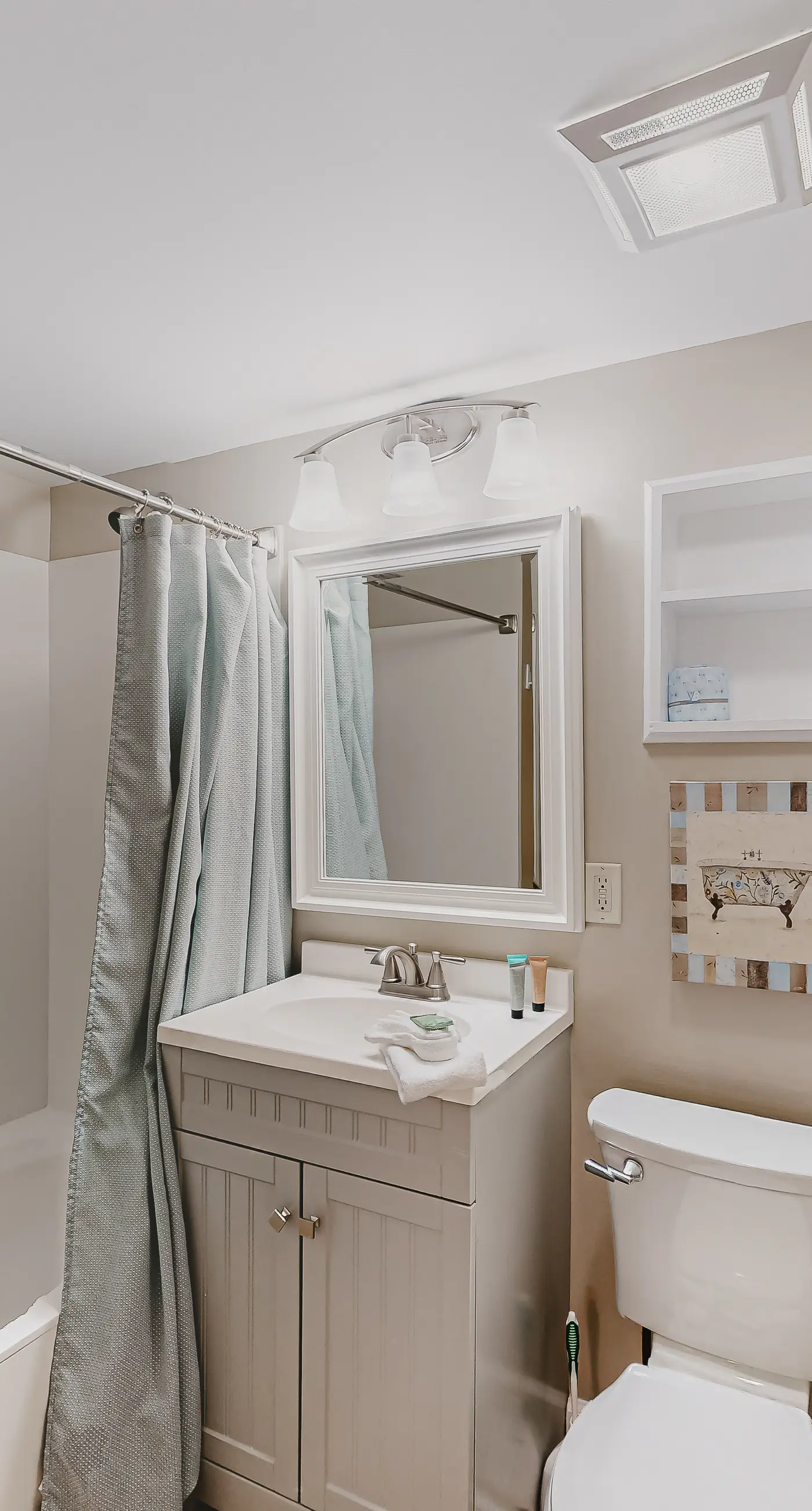 Waterfront Gem - Shared Pool, Beach Access, Free WiFi, Washer/Dryer & Central AC