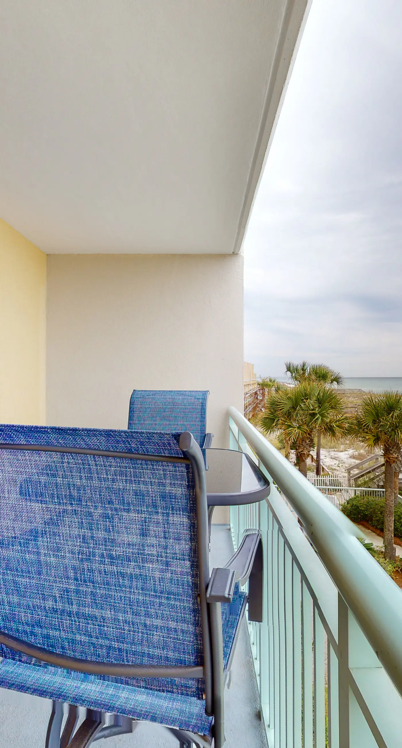 Waterfront Gem - Shared Pool, Beach Access, Free WiFi, Washer/Dryer & Central AC