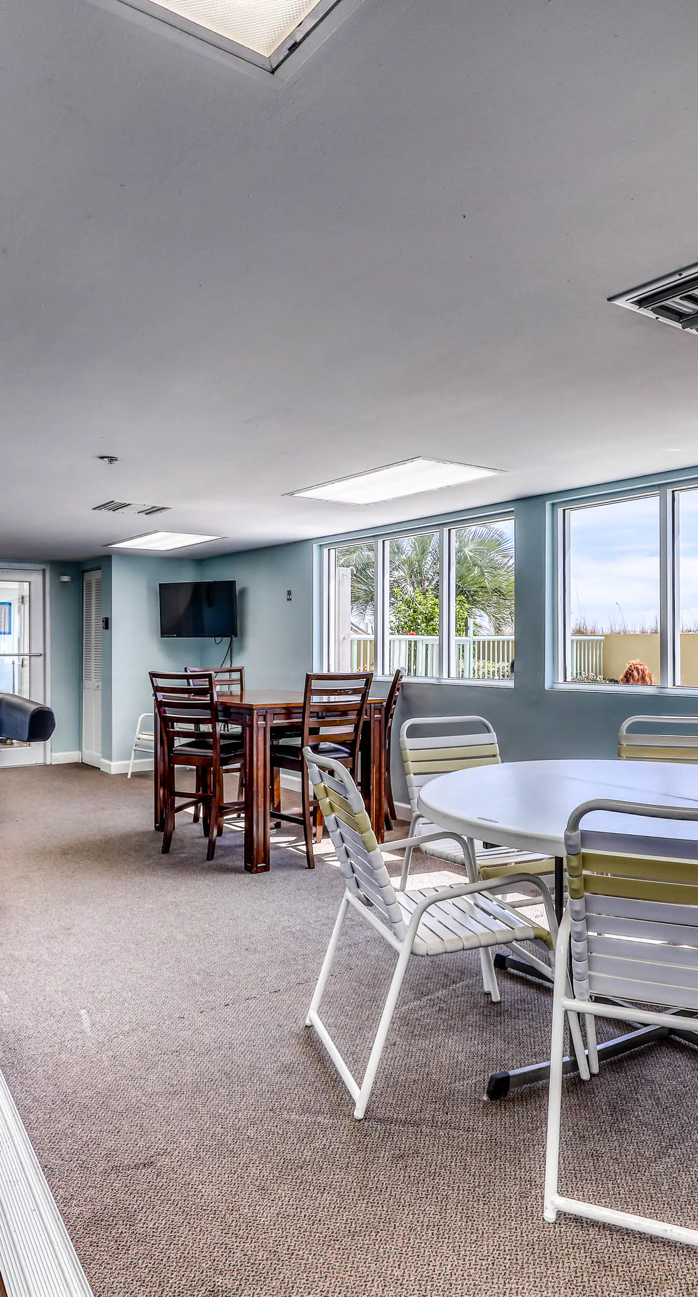 Waterfront Gem - Shared Pool, Beach Access, Free WiFi, Washer/Dryer & Central AC