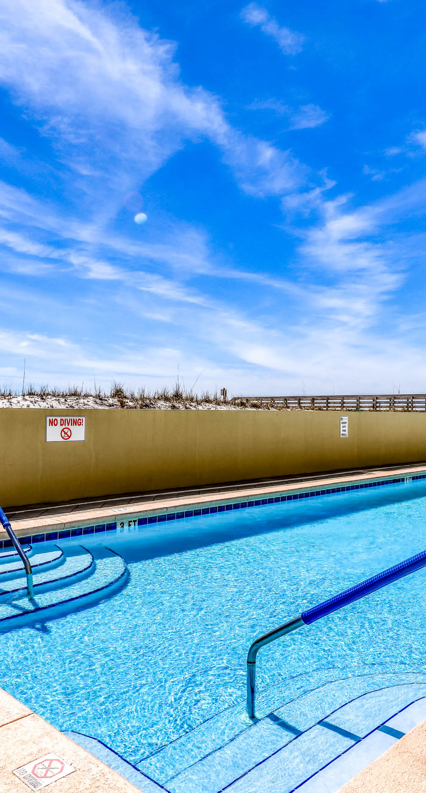 Waterfront Gem - Shared Pool, Beach Access, Free WiFi, Washer/Dryer & Central AC