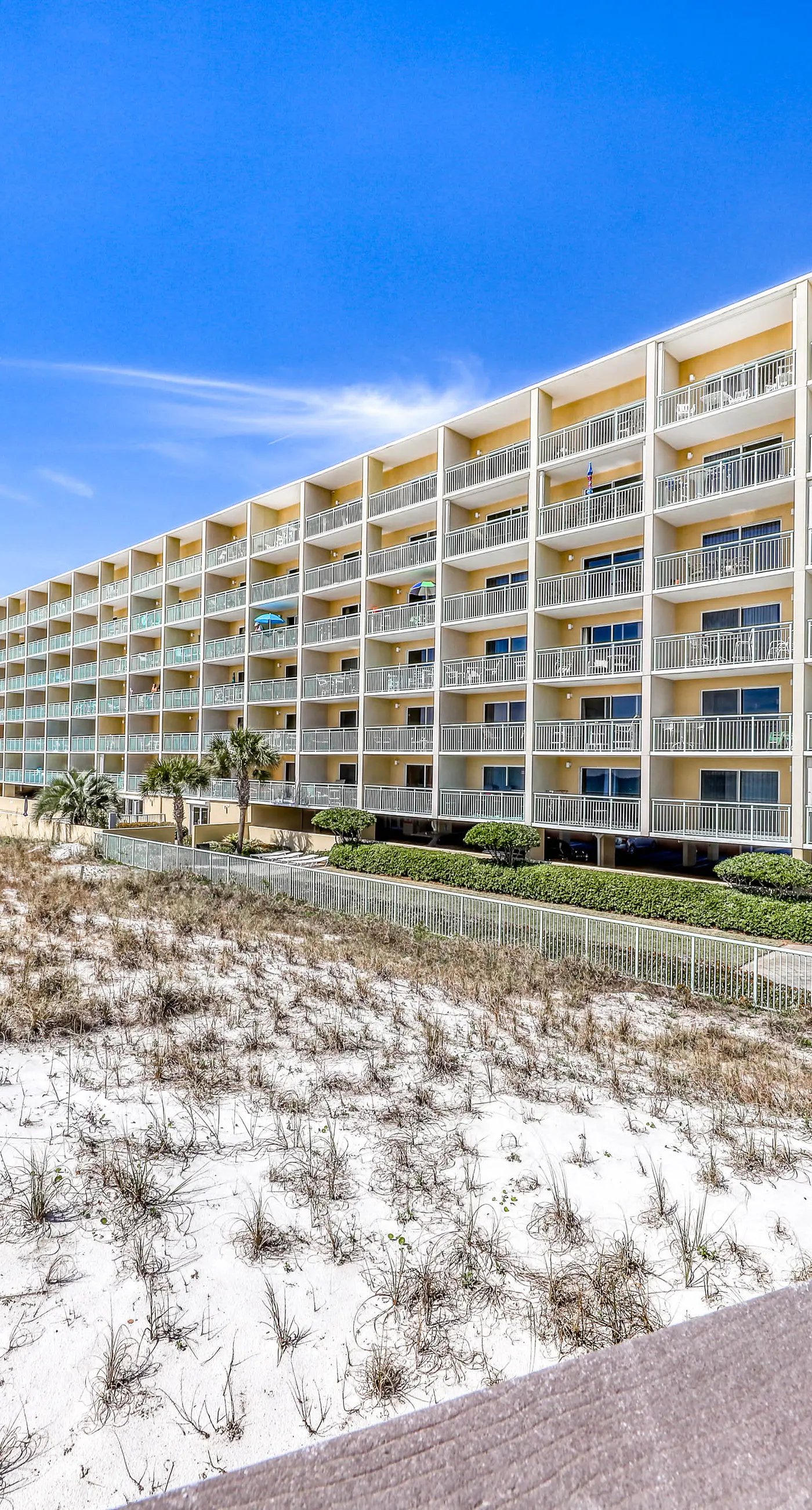 Waterfront Gem - Shared Pool, Beach Access, Free WiFi, Washer/Dryer & Central AC
