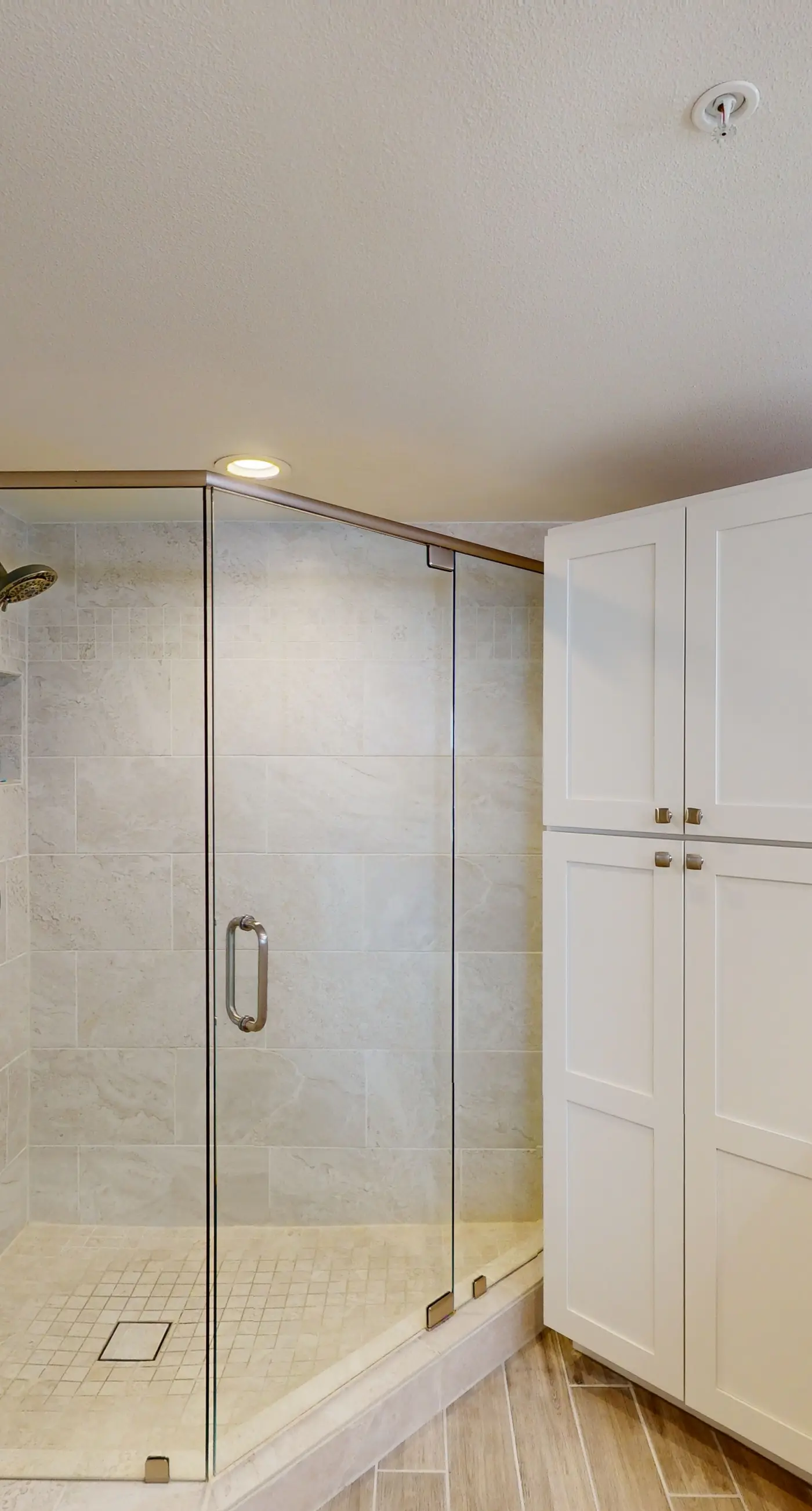 Coastal condo with beach, pool, hot tub, sauna, tennis, bikes, W&D, & central AC