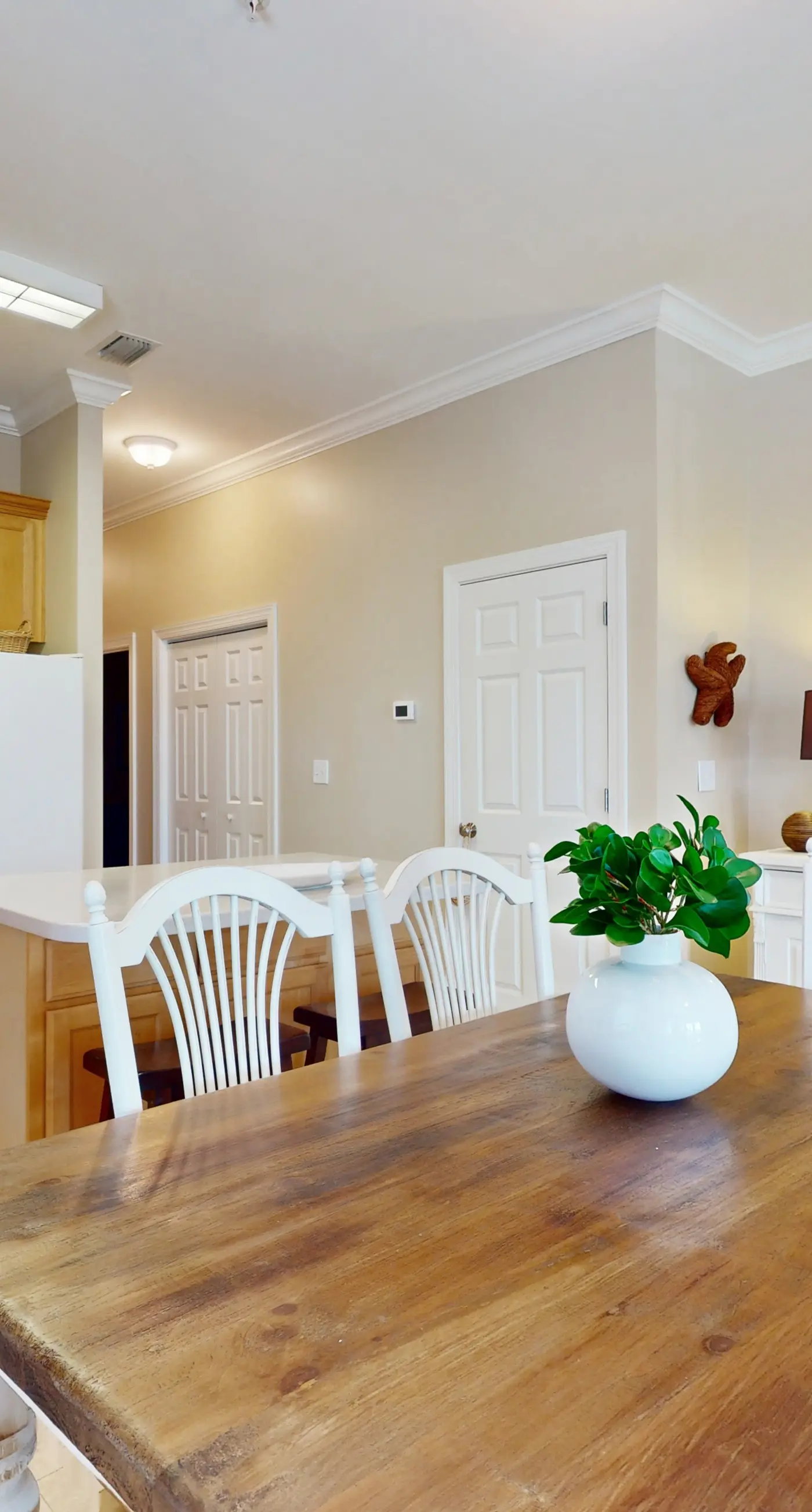 Stylish condo with screened balcony, pool, & tennis - near beach