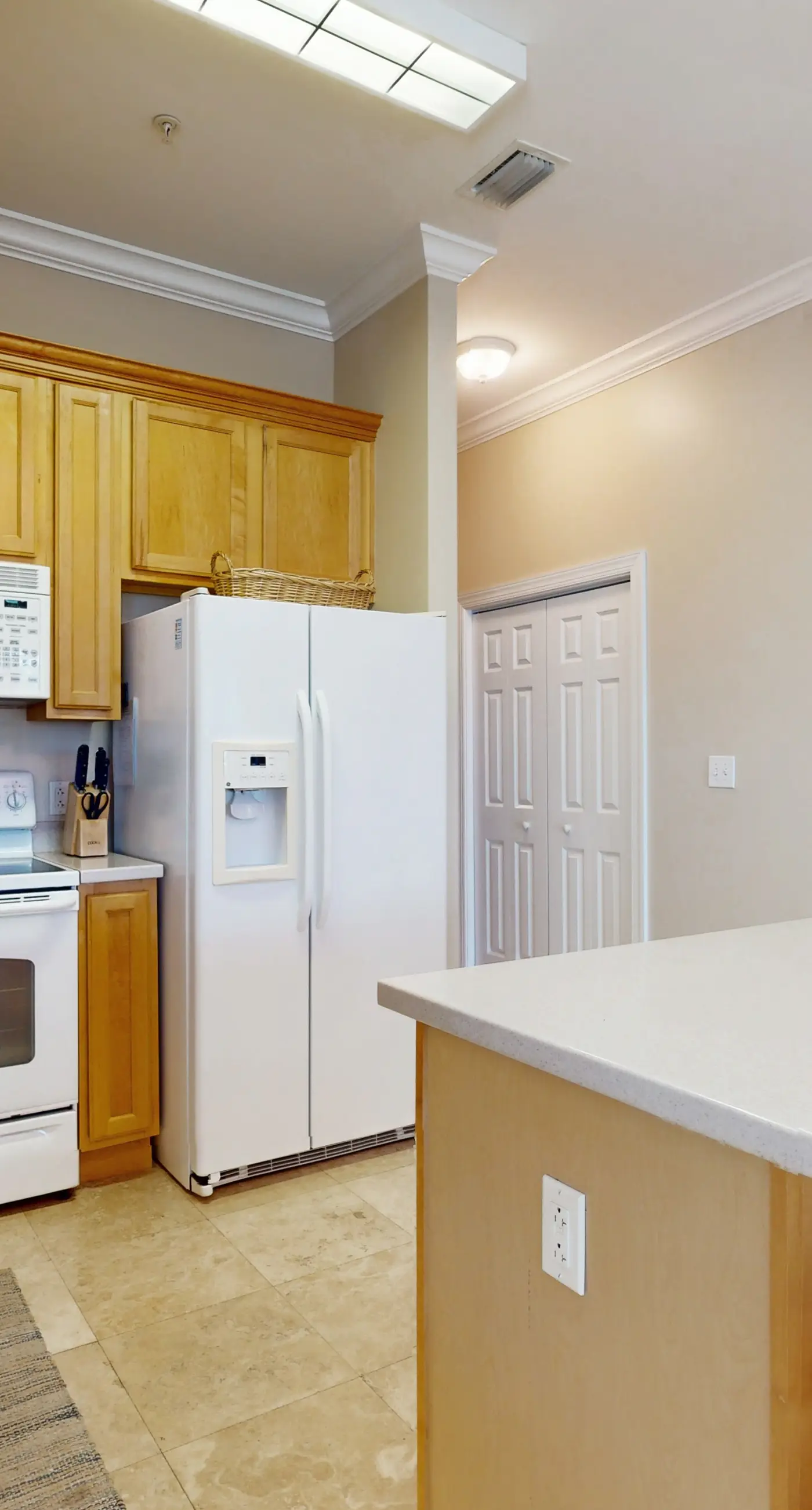 Stylish condo with screened balcony, pool, & tennis - near beach