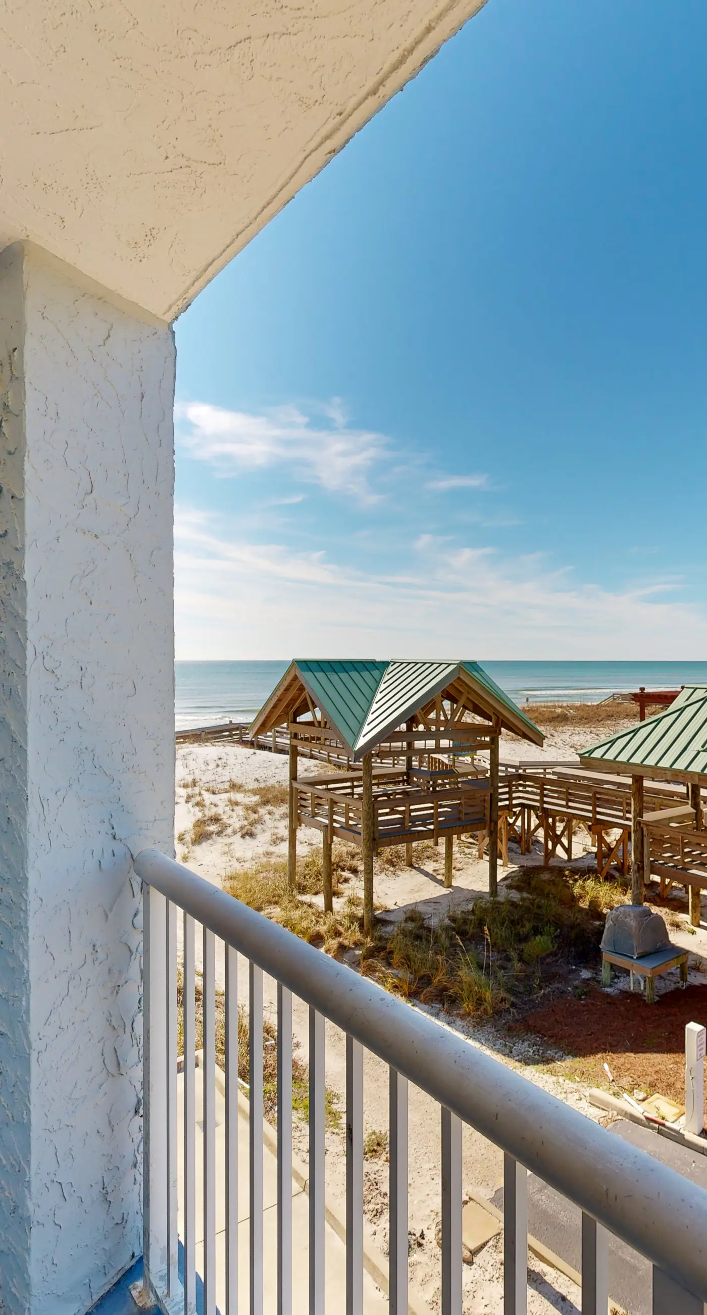 Beautiful condo in beachfront building with pool, balcony, AC & lovely decor