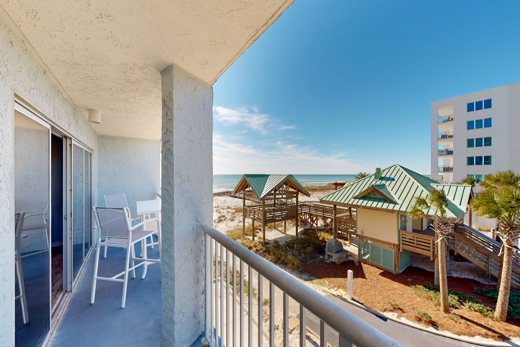Beautiful condo in beachfront building with pool, balcony, AC & lovely decor
