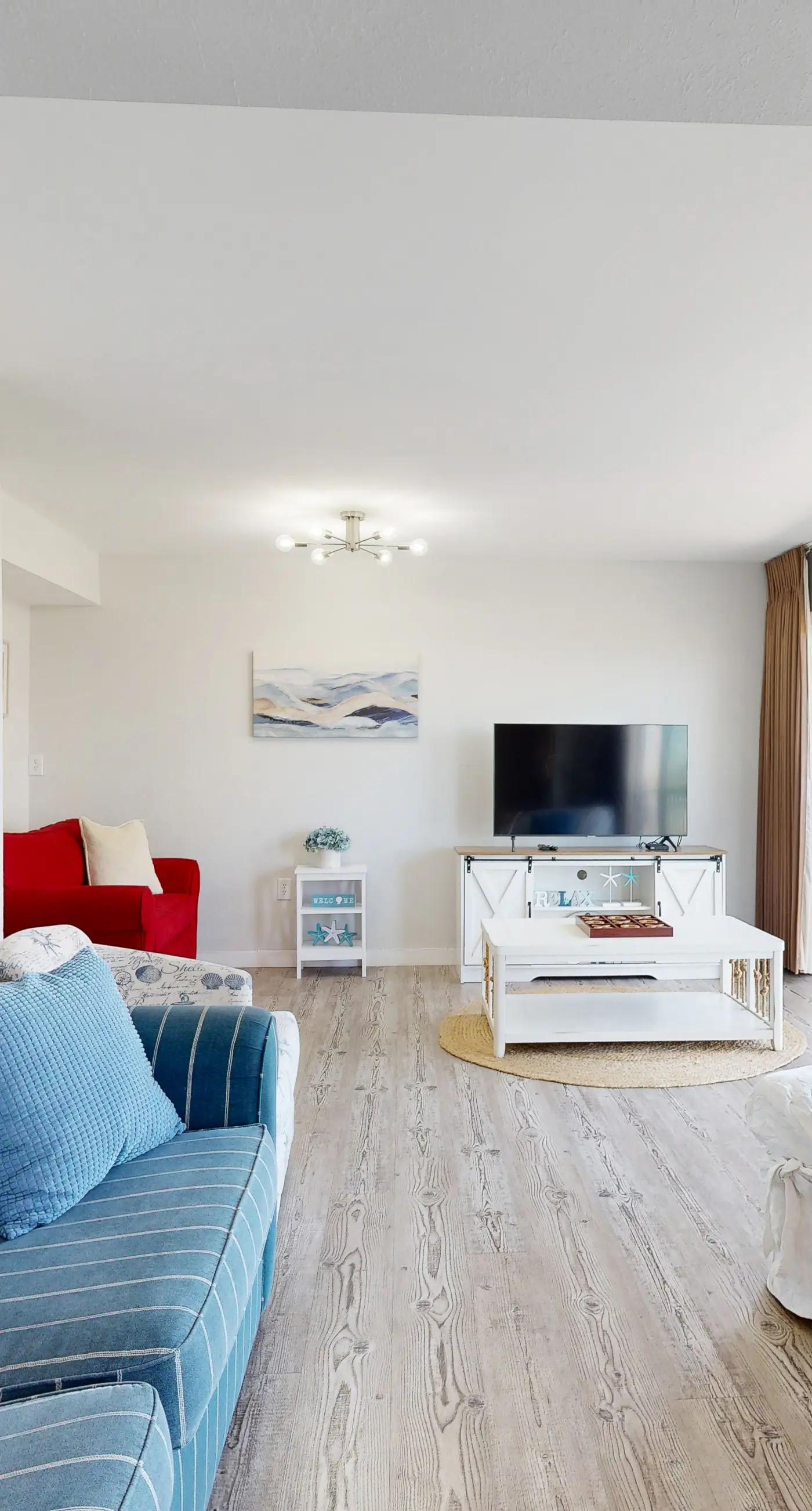 Beautiful condo in beachfront building with pool, balcony, AC & lovely decor