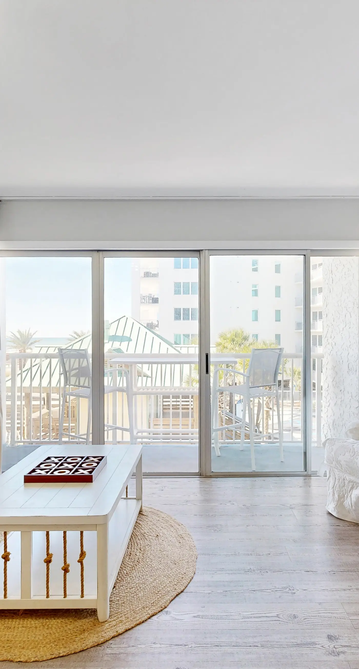 Beautiful condo in beachfront building with pool, balcony, AC & lovely decor
