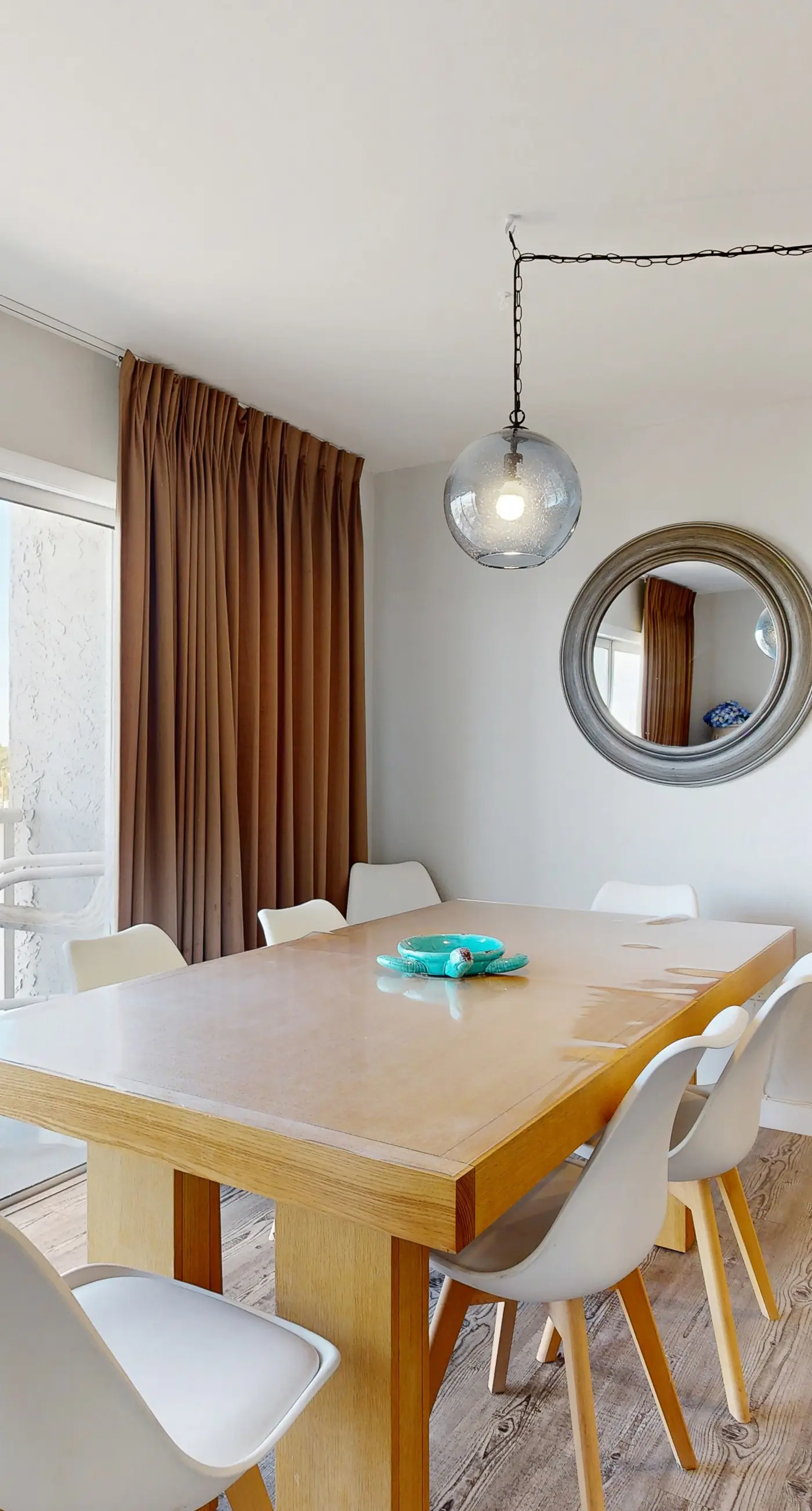 Beautiful condo in beachfront building with pool, balcony, AC & lovely decor