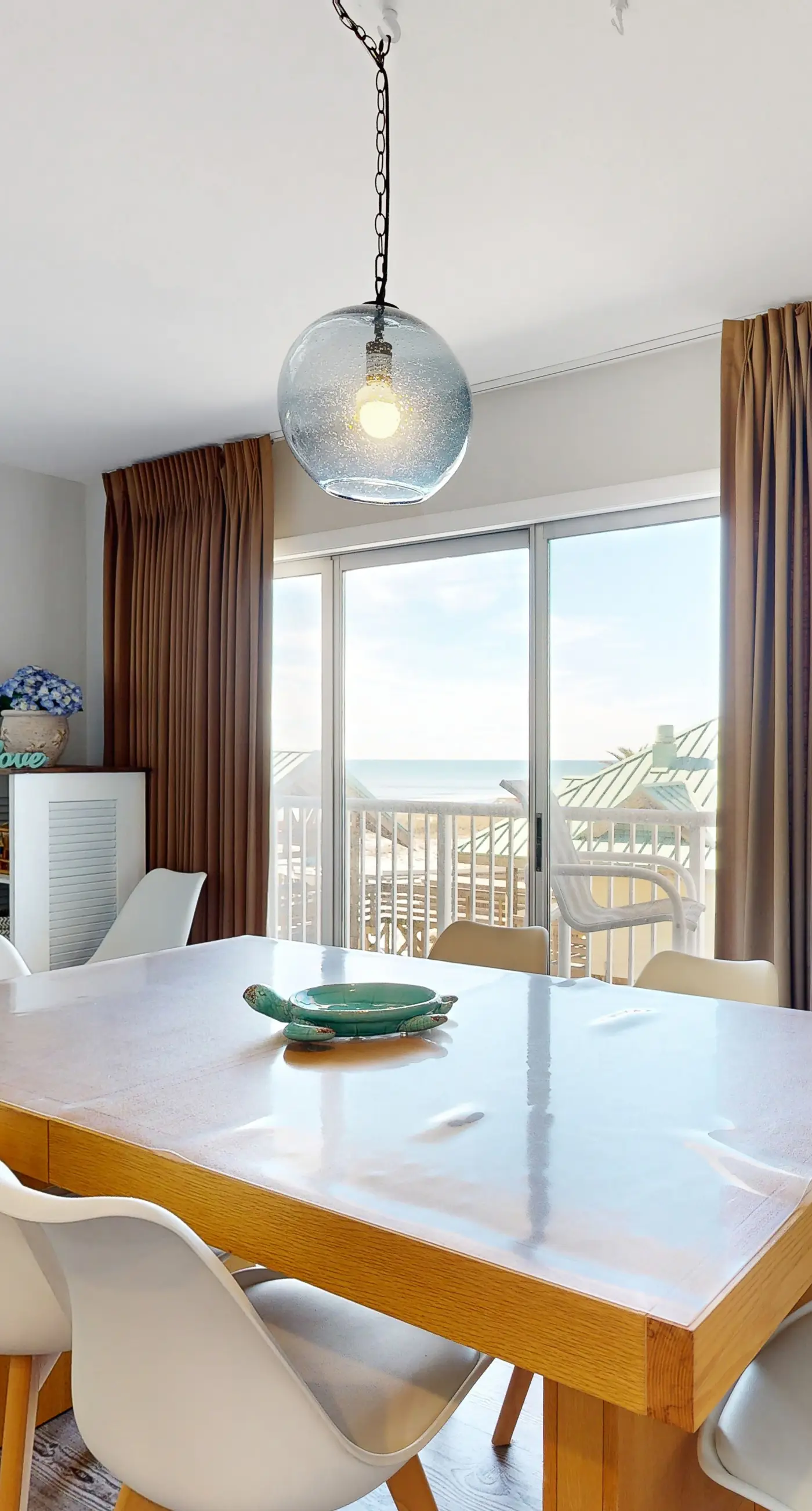 Beautiful condo in beachfront building with pool, balcony, AC & lovely decor