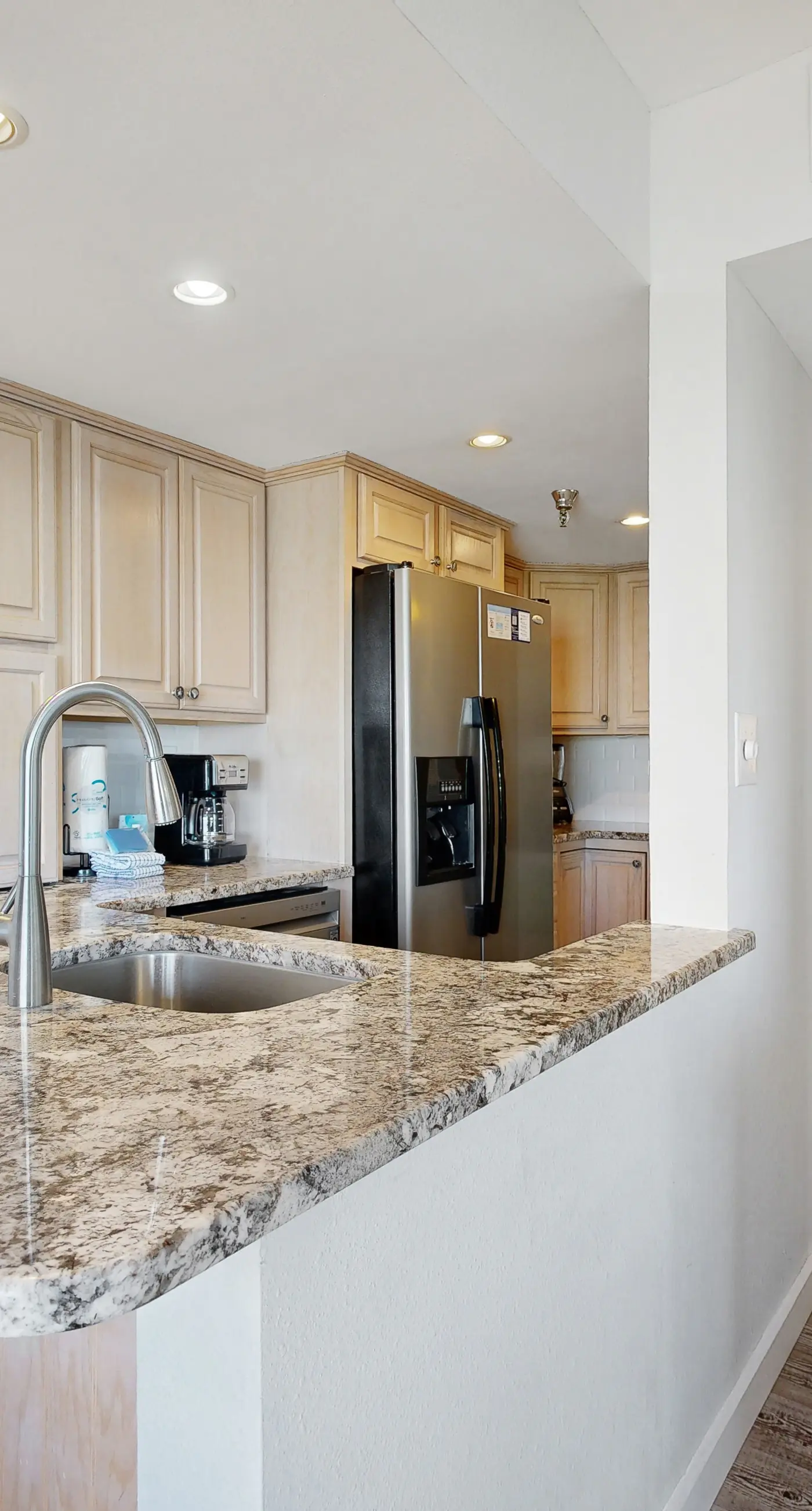 Beautiful condo in beachfront building with pool, balcony, AC & lovely decor