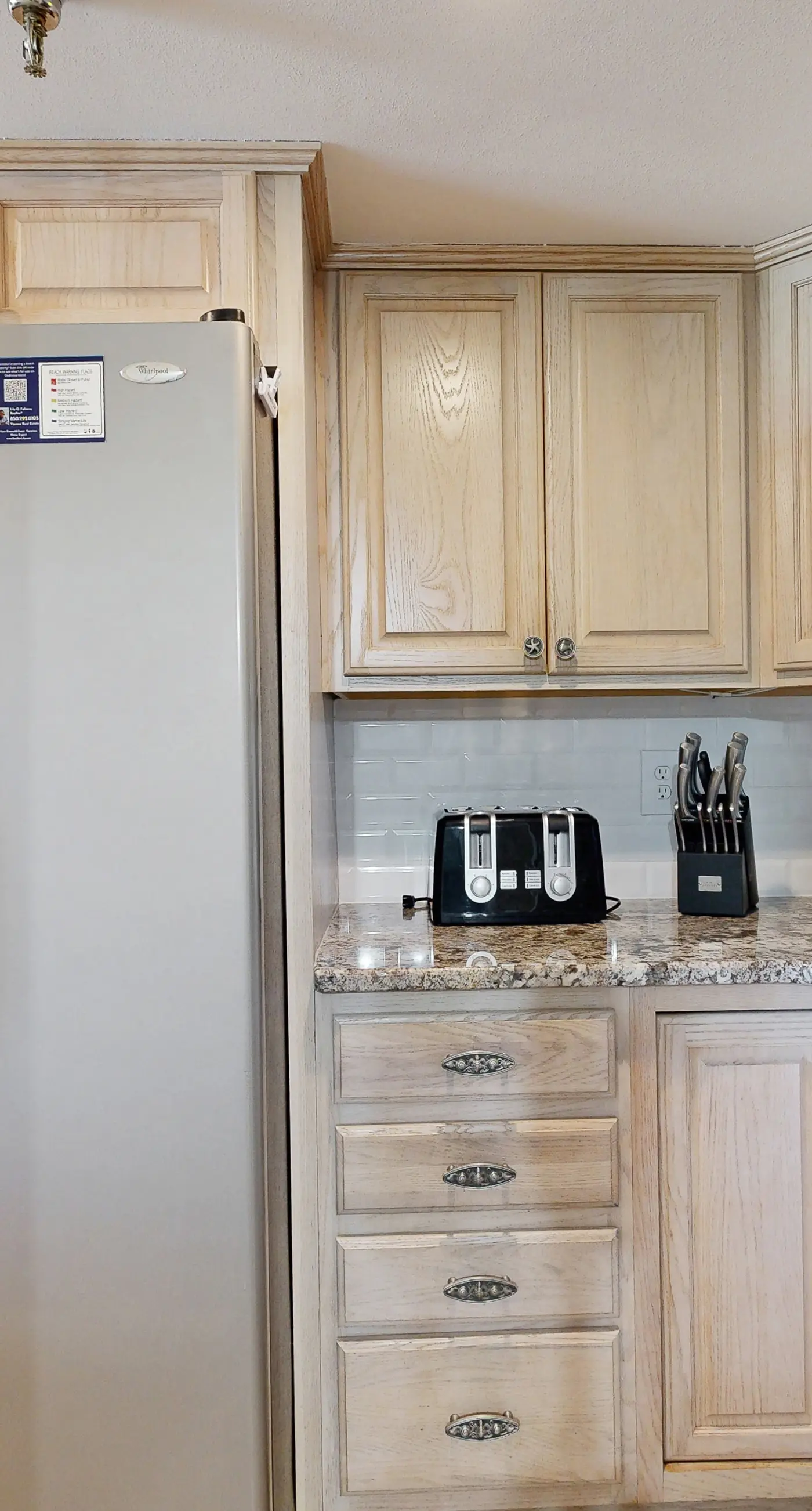 Beautiful condo in beachfront building with pool, balcony, AC & lovely decor