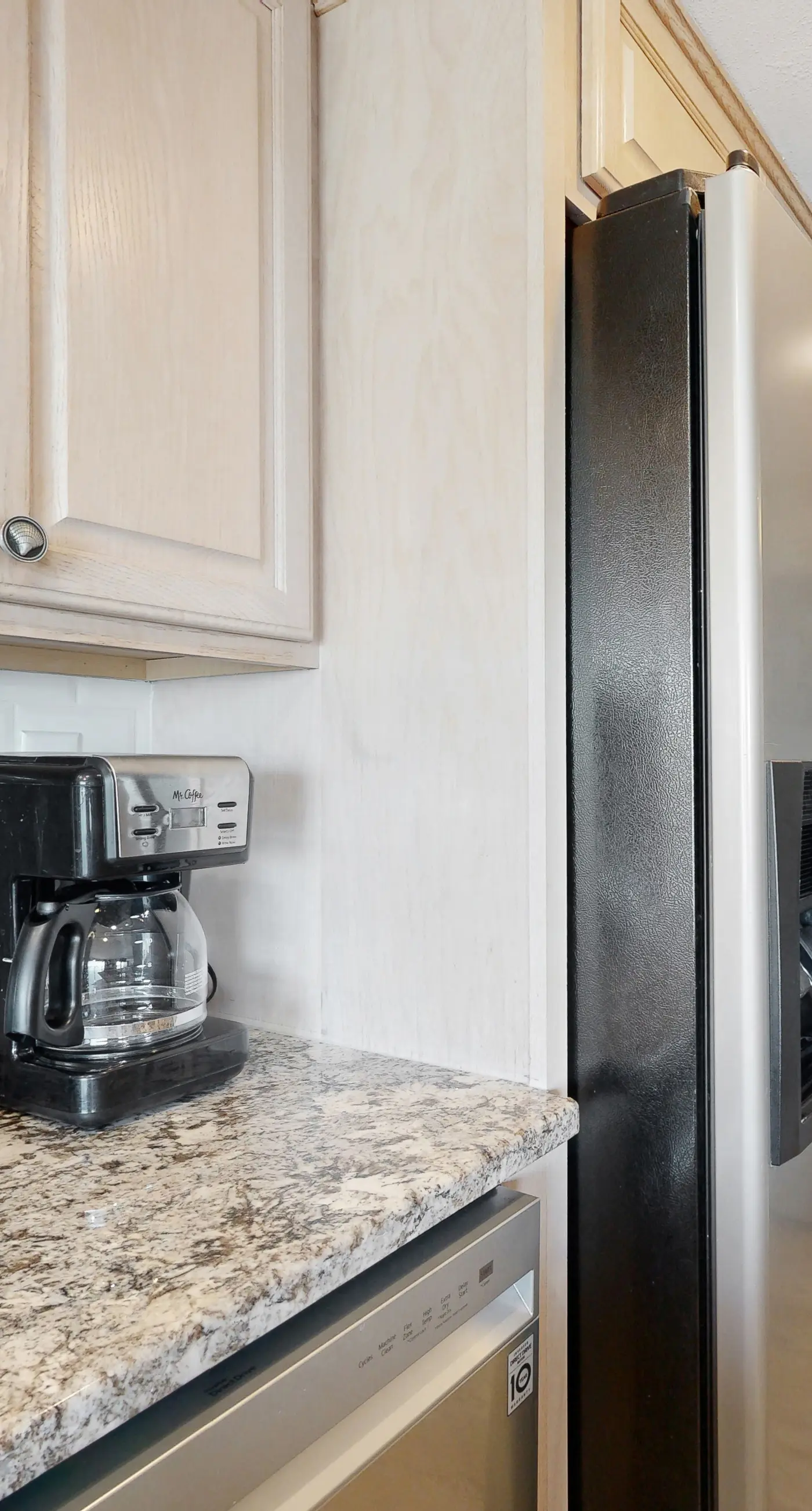 Beautiful condo in beachfront building with pool, balcony, AC & lovely decor