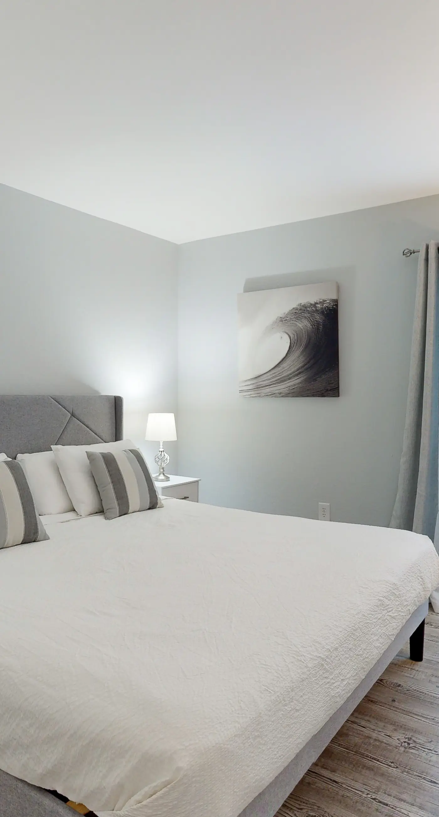 Beautiful condo in beachfront building with pool, balcony, AC & lovely decor