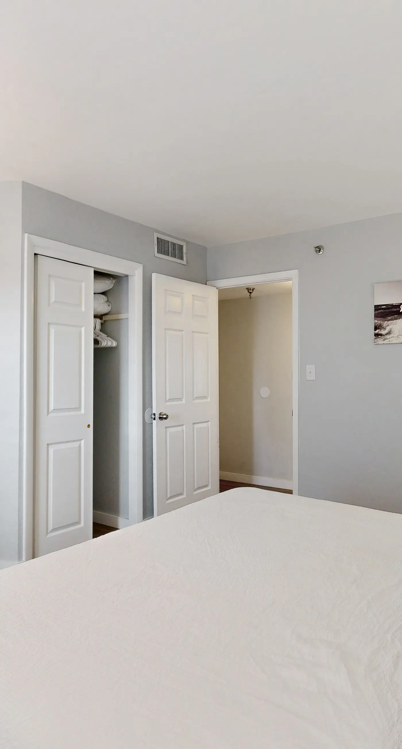Beautiful condo in beachfront building with pool, balcony, AC & lovely decor