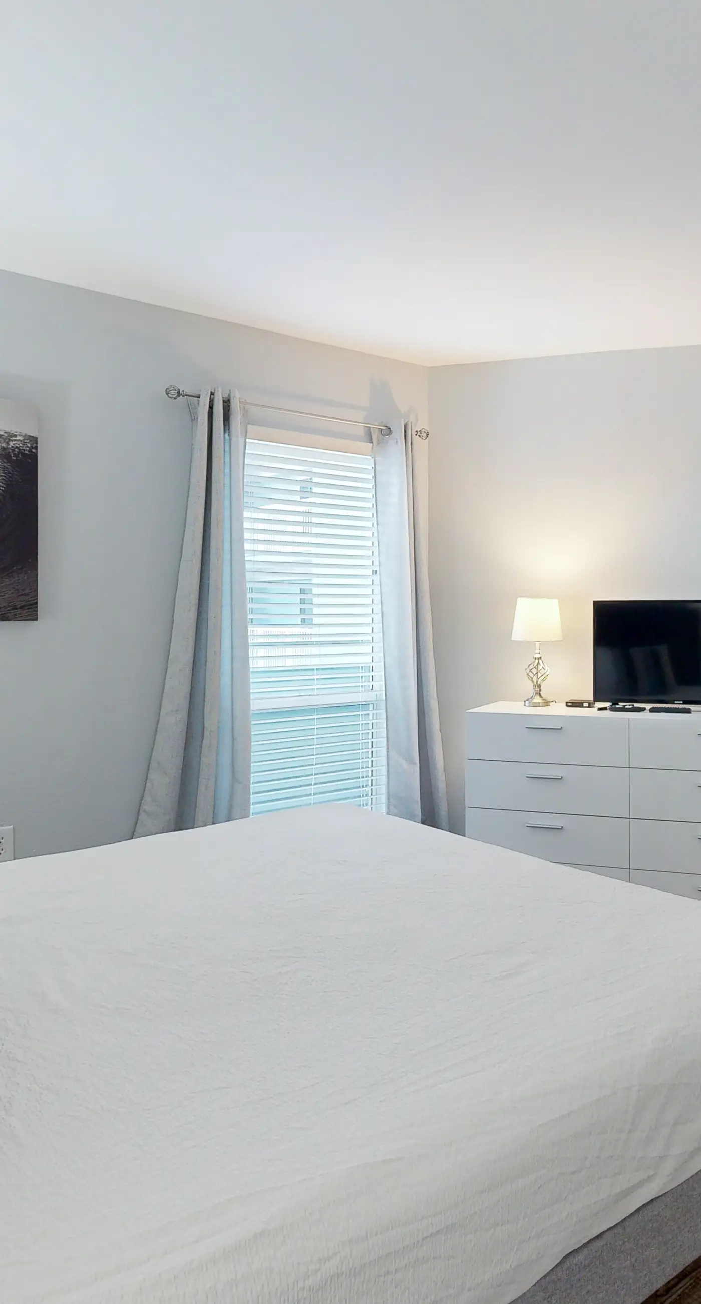 Beautiful condo in beachfront building with pool, balcony, AC & lovely decor