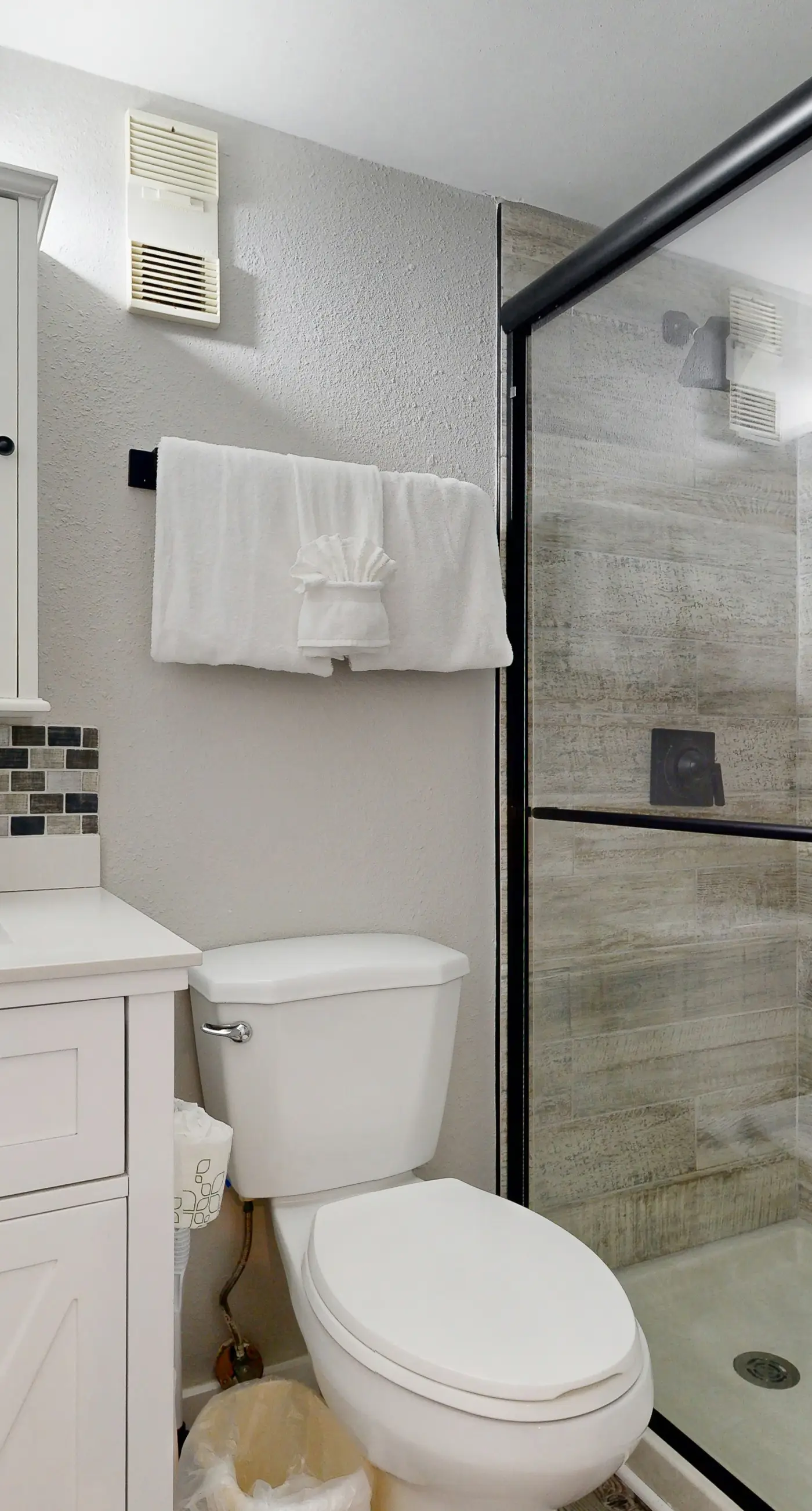 Beautiful condo in beachfront building with pool, balcony, AC & lovely decor