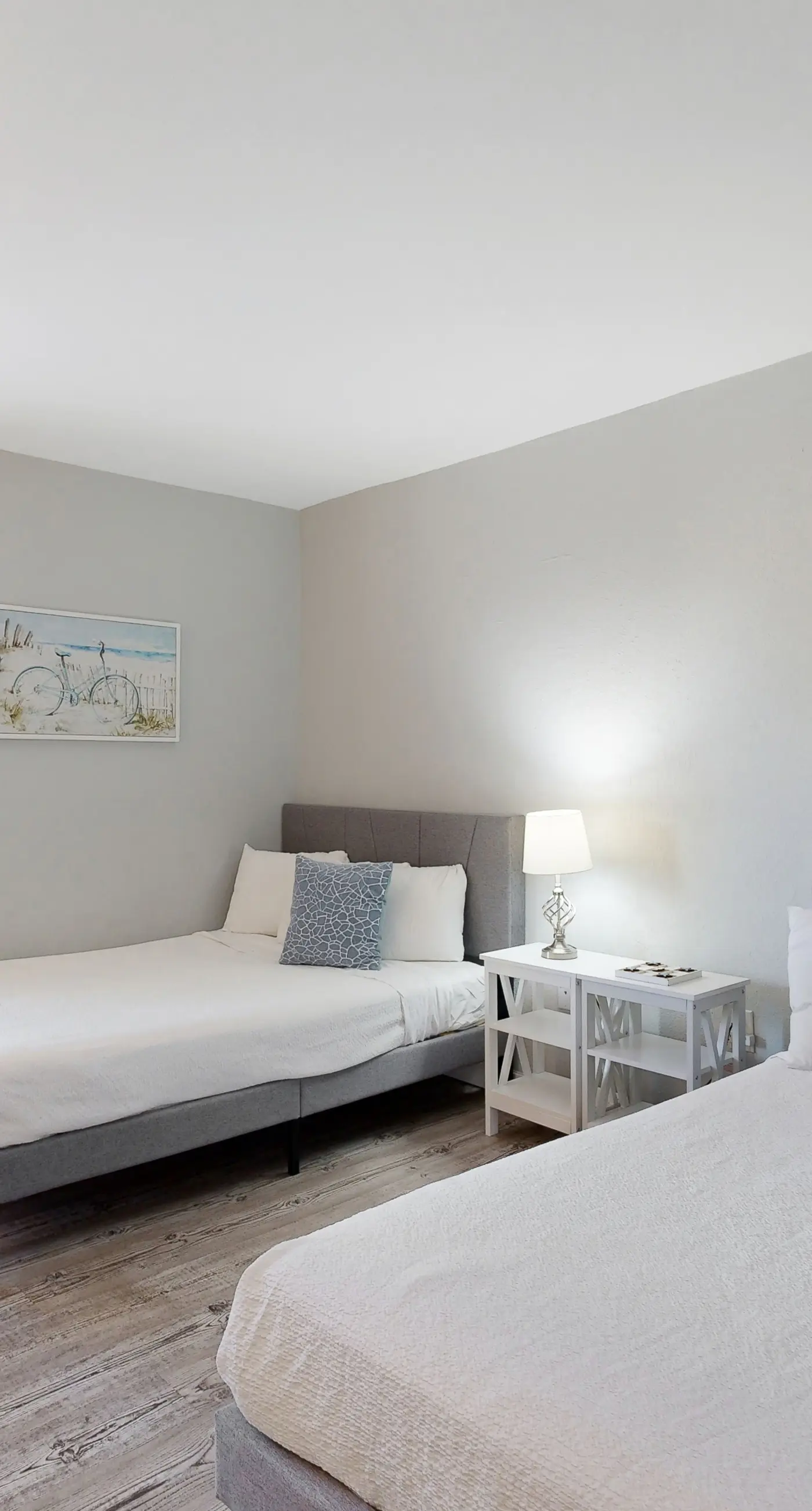 Beautiful condo in beachfront building with pool, balcony, AC & lovely decor