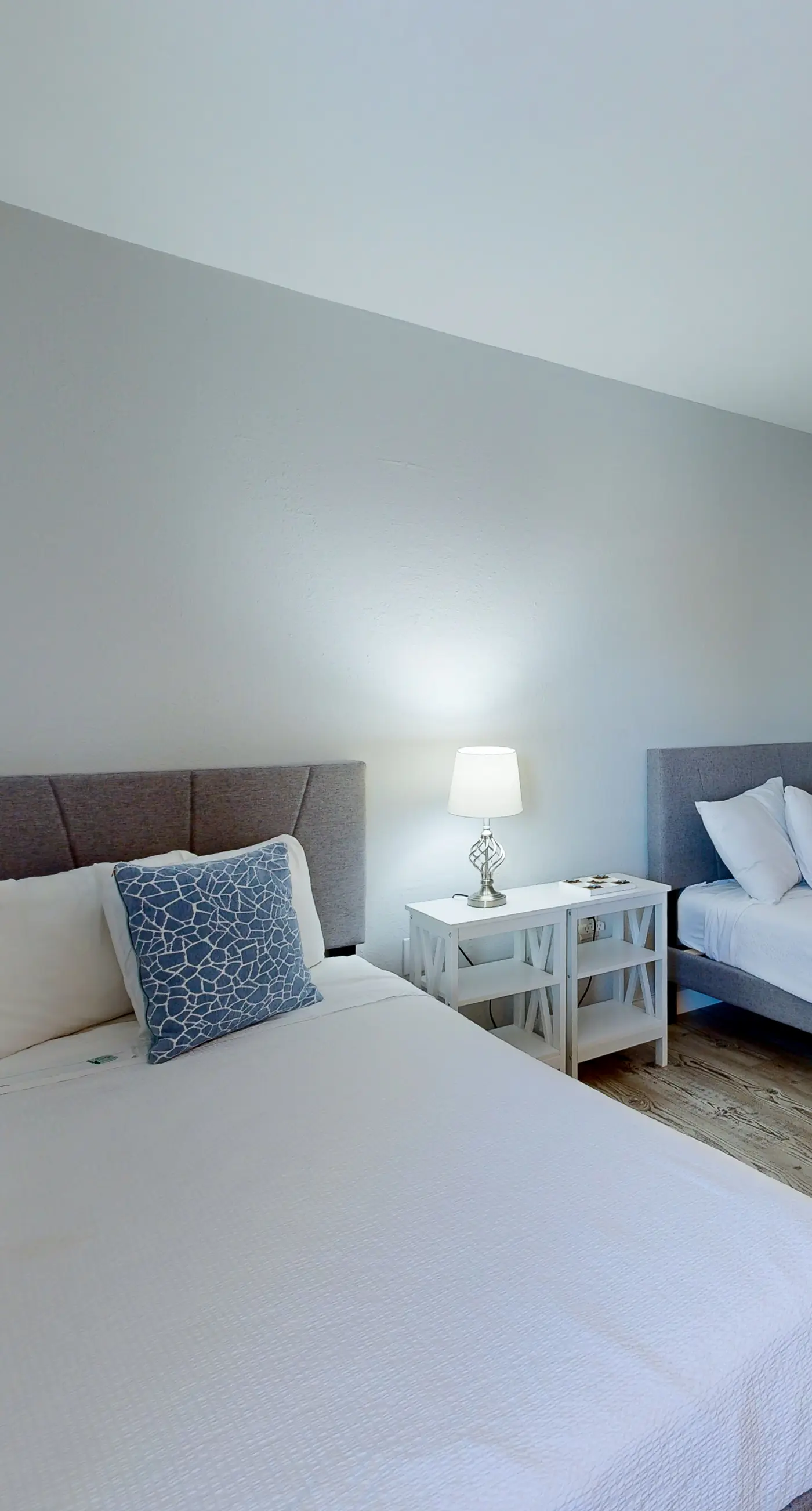 Beautiful condo in beachfront building with pool, balcony, AC & lovely decor