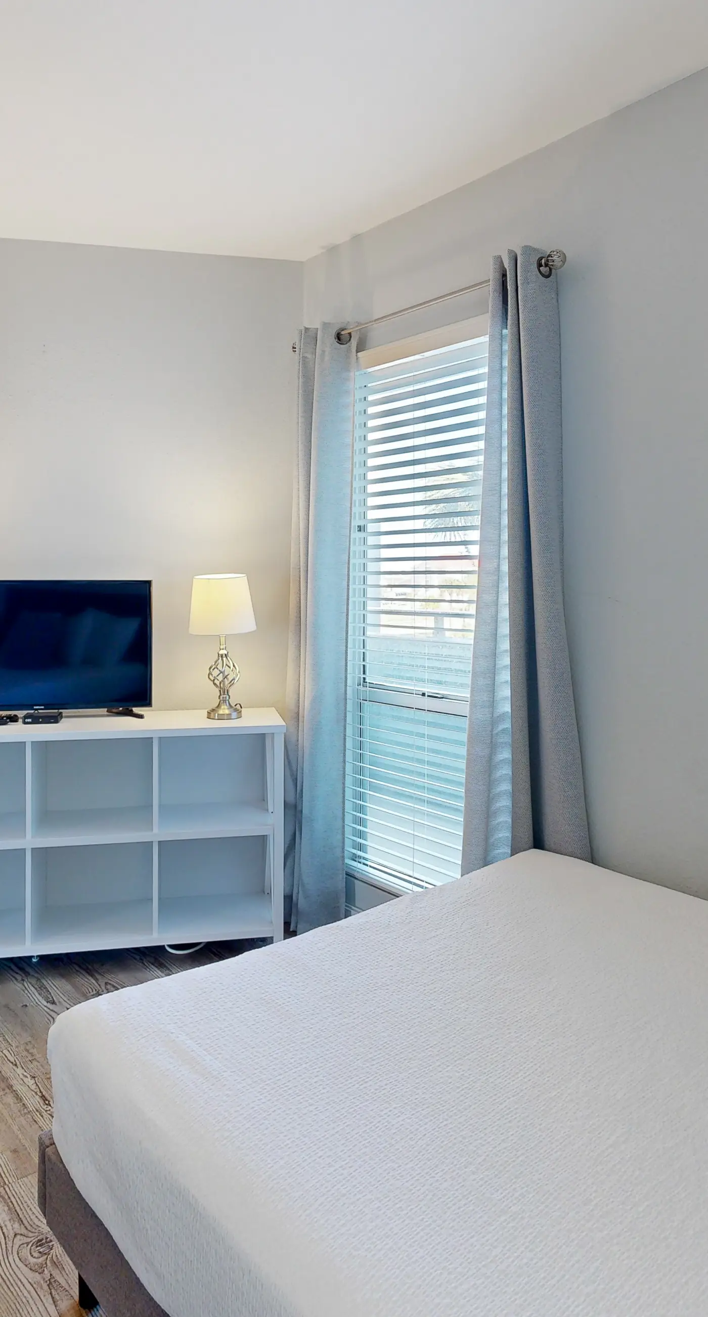 Beautiful condo in beachfront building with pool, balcony, AC & lovely decor