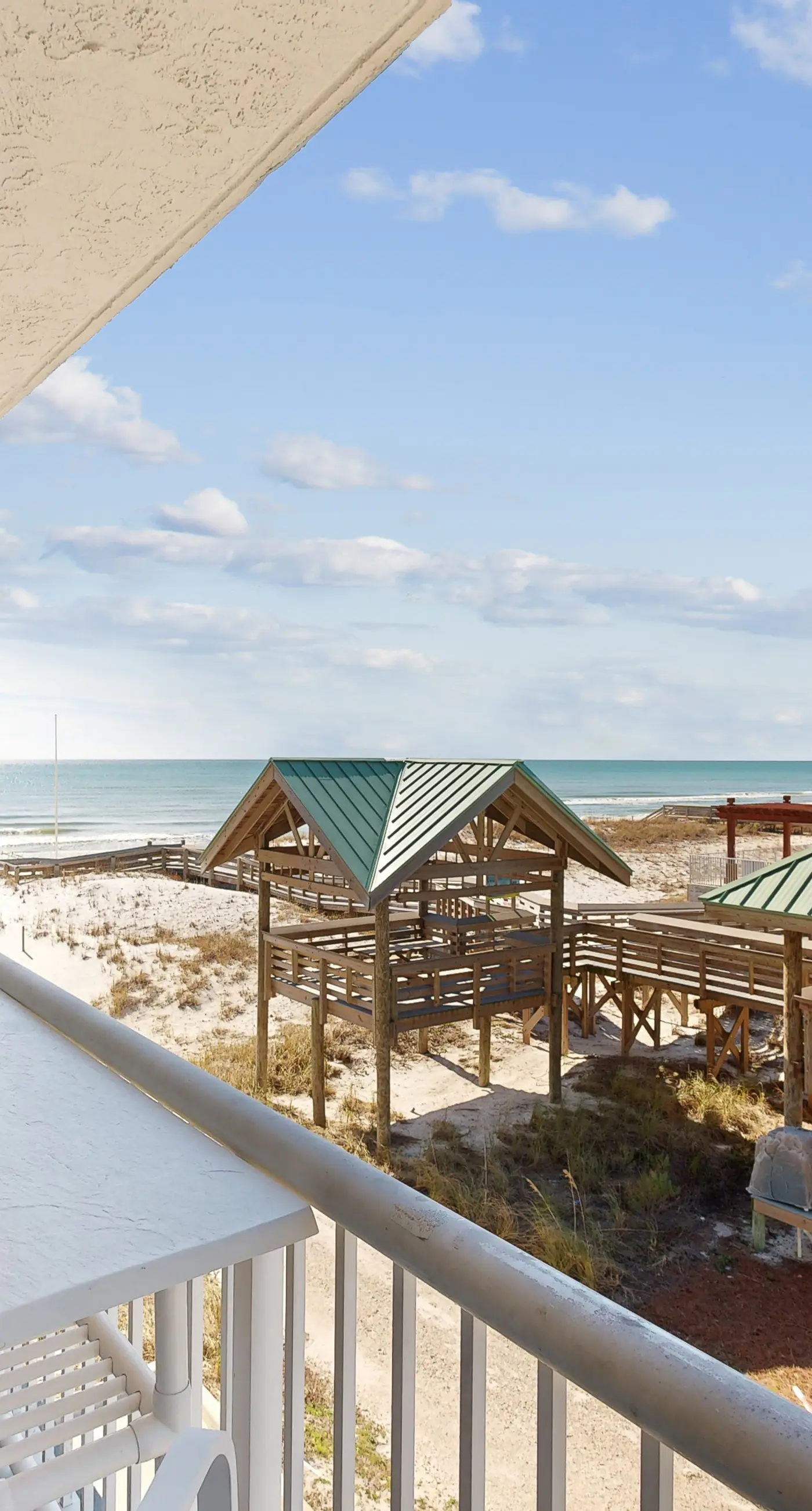 Beautiful condo in beachfront building with pool, balcony, AC & lovely decor