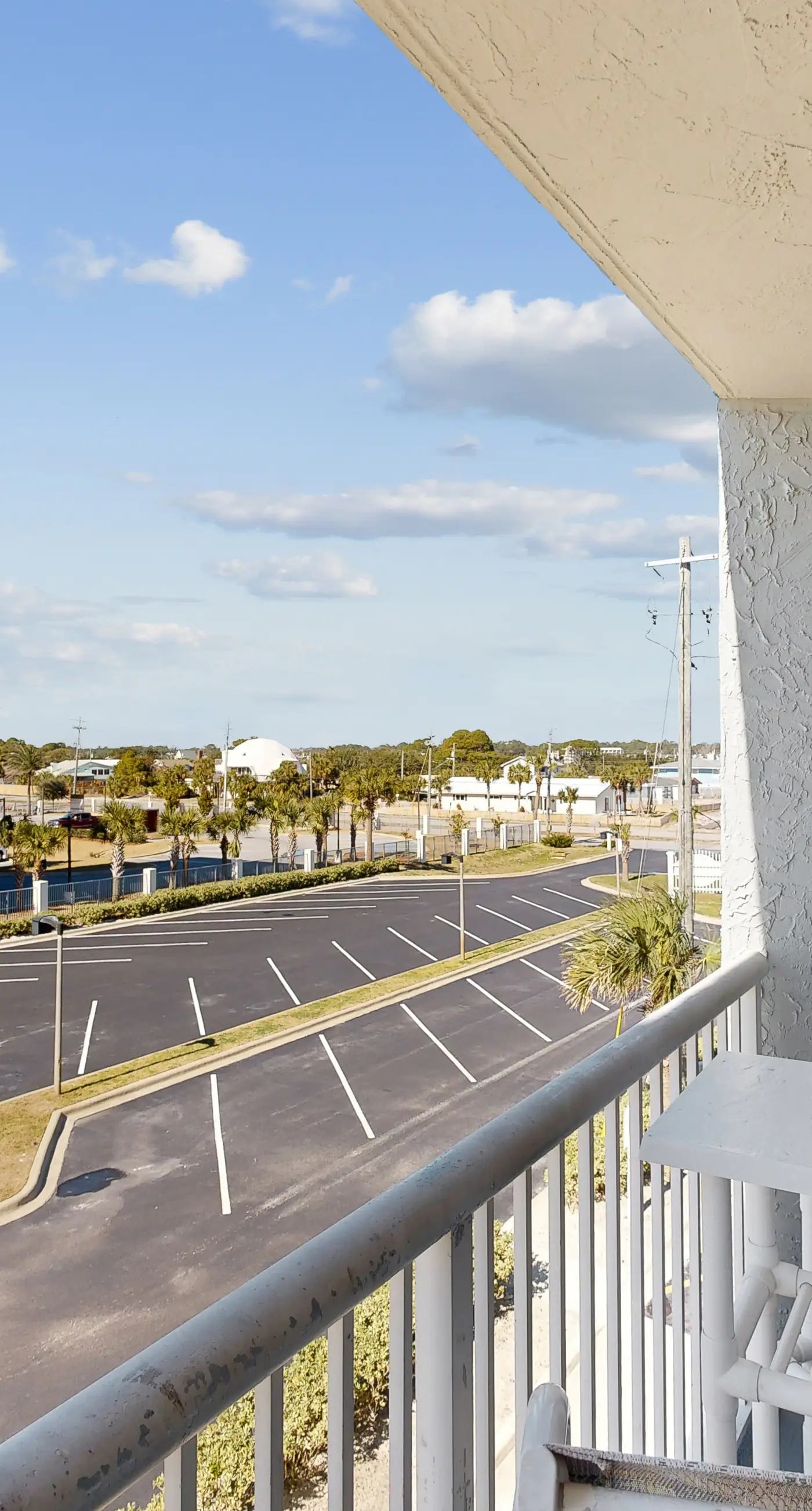 Beautiful condo in beachfront building with pool, balcony, AC & lovely decor