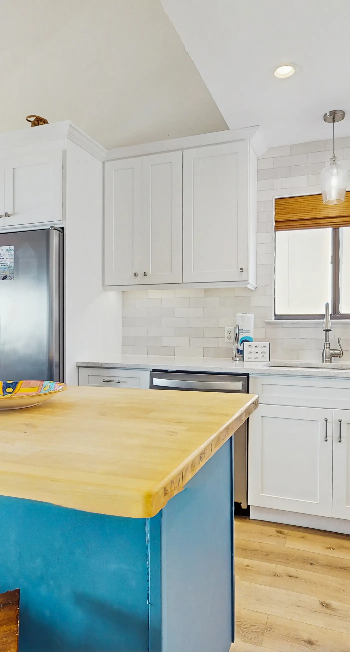 Ideally located beachfront home with balcony, washer&dryer, AC, & amazing views