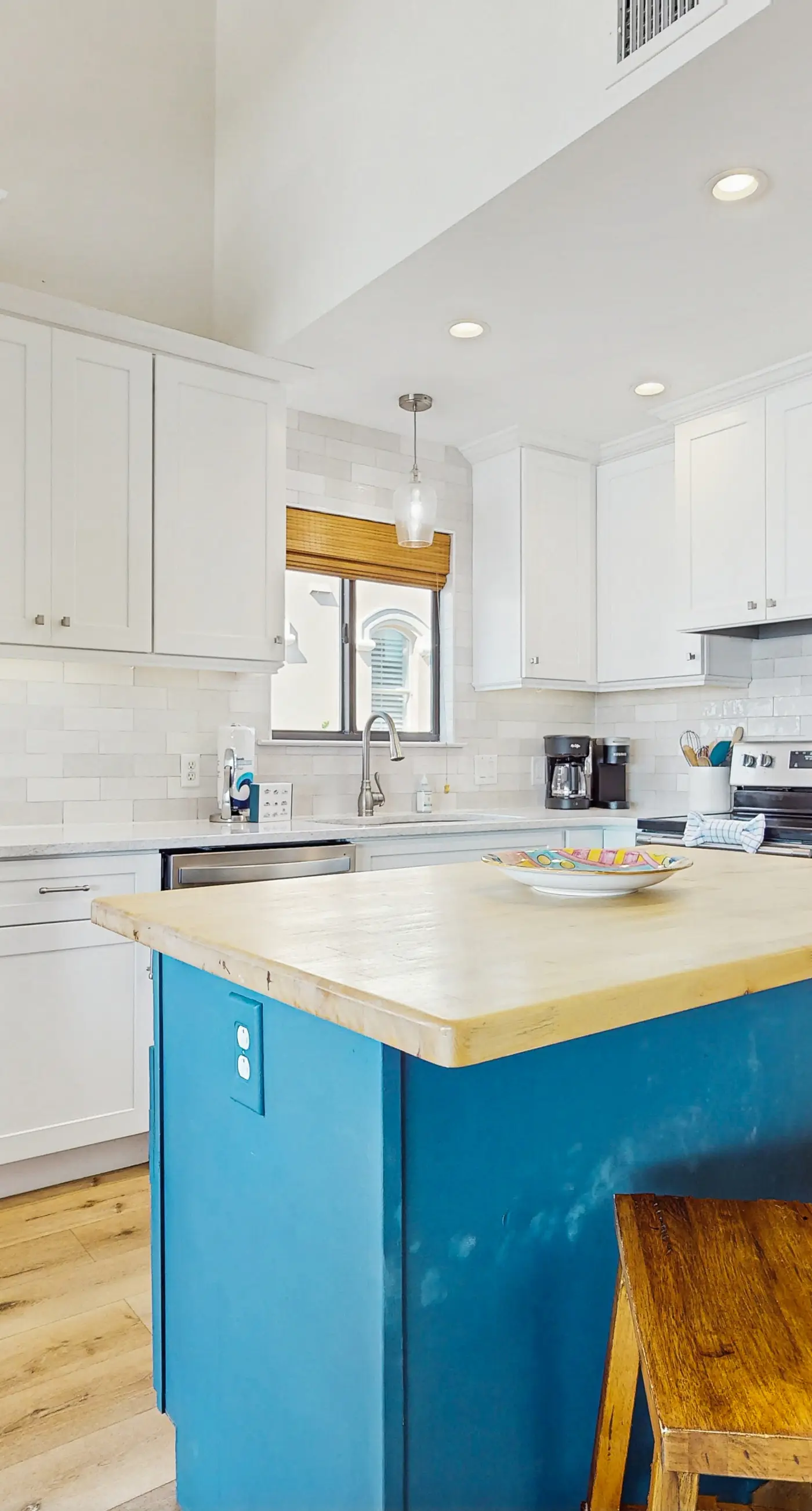 Ideally located beachfront home with balcony, washer&dryer, AC, & amazing views