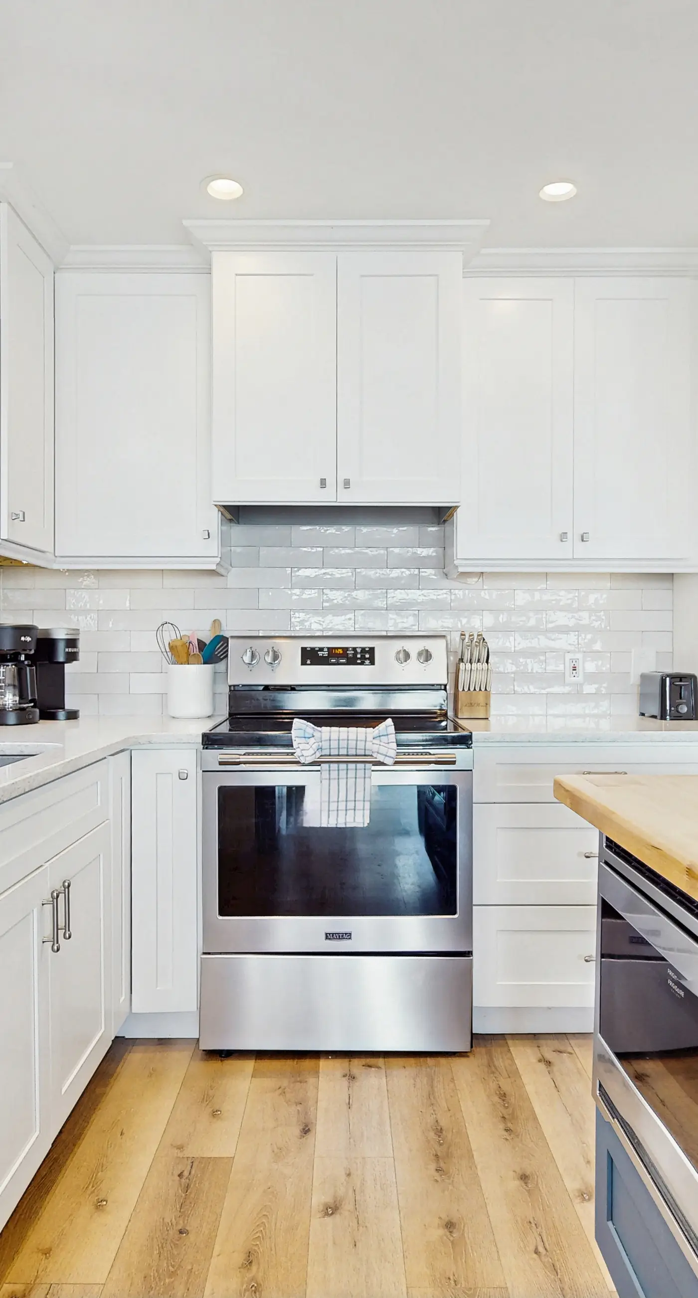 Ideally located beachfront home with balcony, washer&dryer, AC, & amazing views