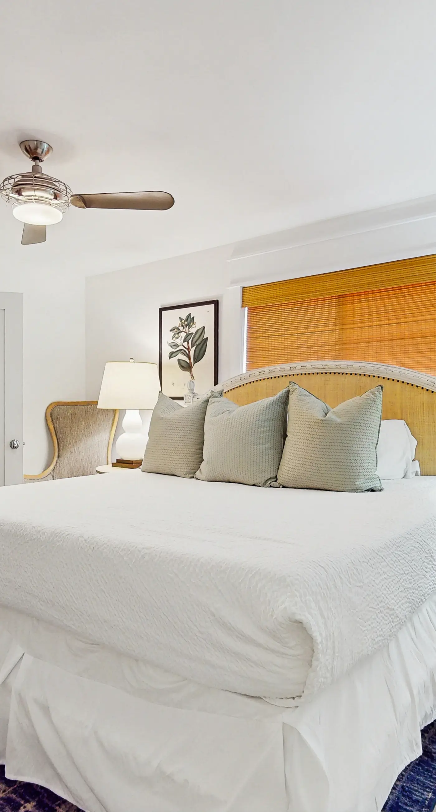 Ideally located beachfront home with balcony, washer&dryer, AC, & amazing views