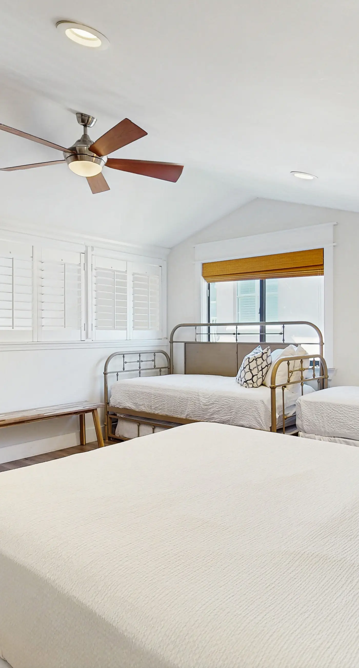 Ideally located beachfront home with balcony, washer&dryer, AC, & amazing views