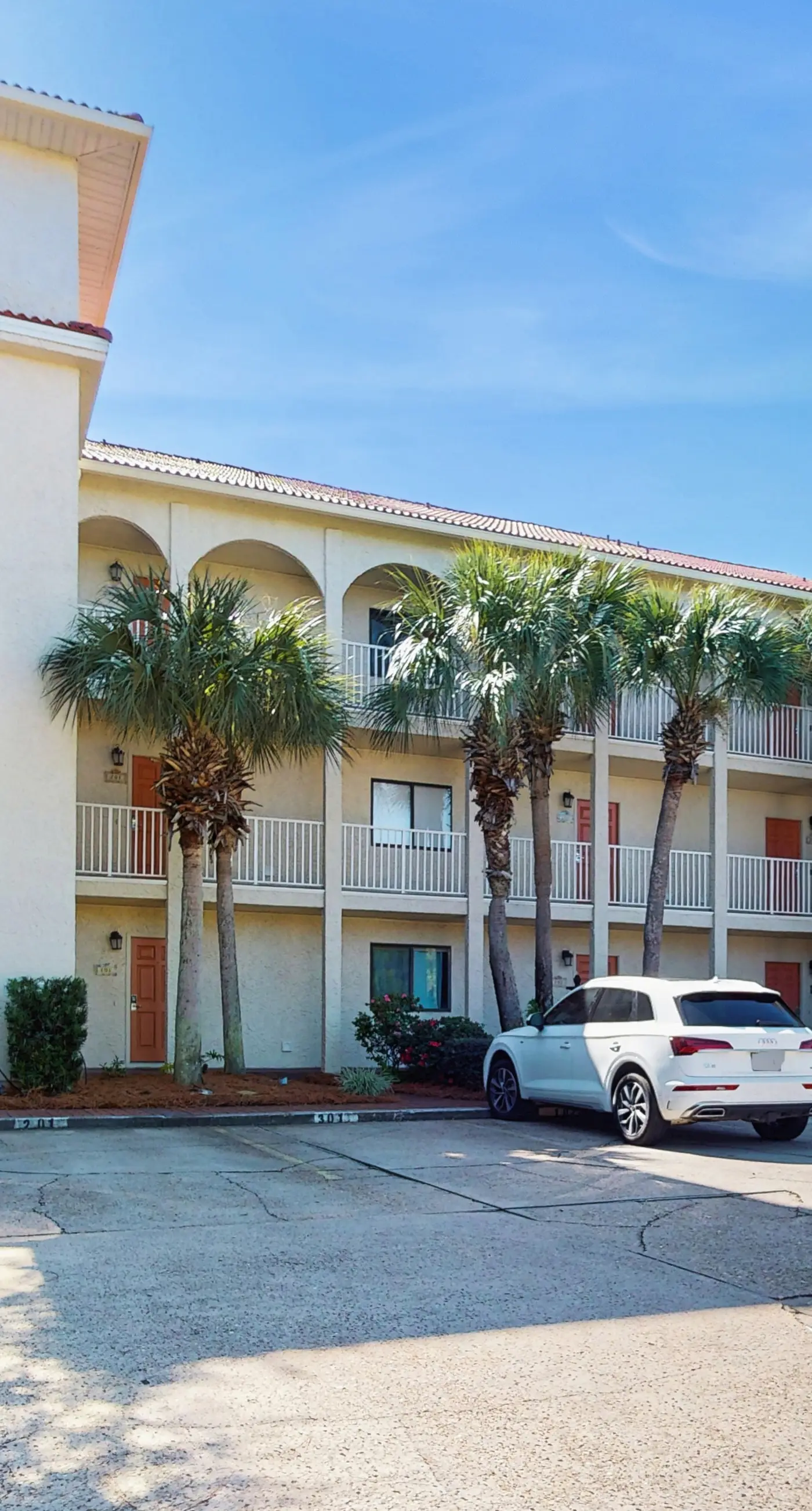 Ideally located beachfront home with balcony, washer&dryer, AC, & amazing views