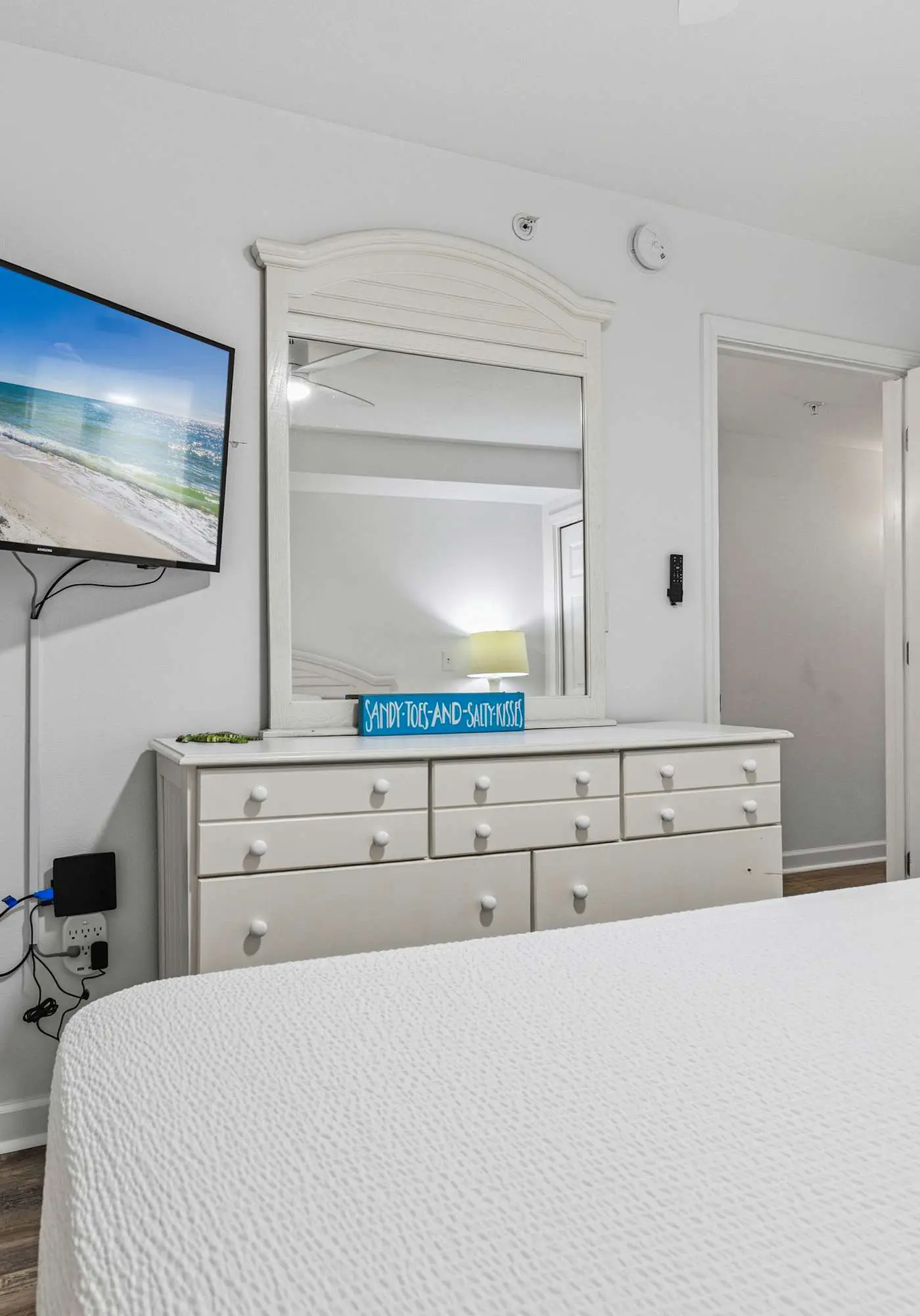 Gorgeous and cozy beachfront condo with shared pool and beach access