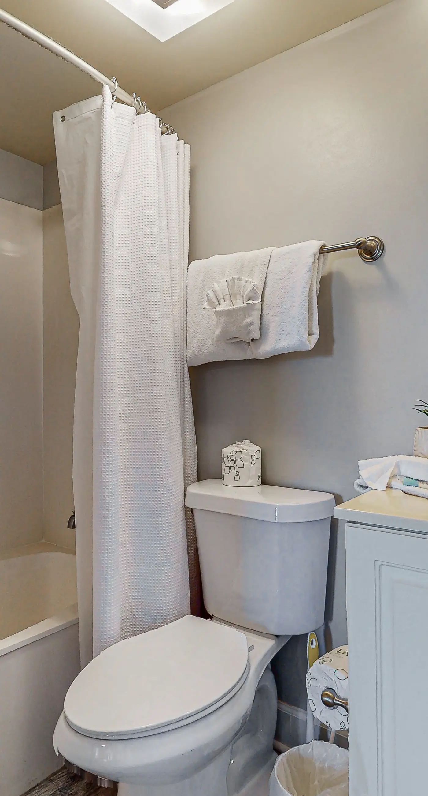 Pelican Isle 506- Oceanfront condo with pool, hot tub, central AC, washer/dryer, & fitness room