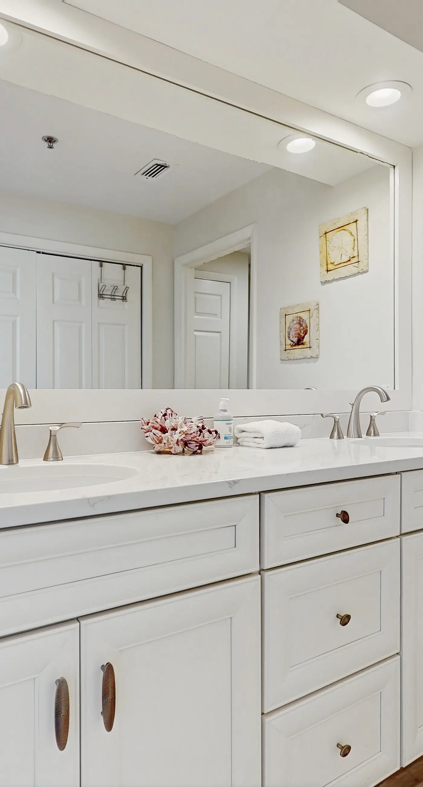 Gulf front condo with beach access, pool, hot tub, tennis & pickleball