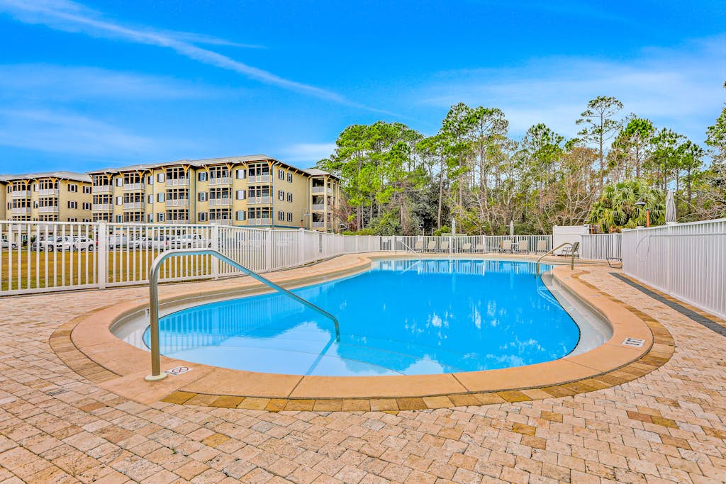 Updated Emerald Coast condo with pool, AC, & washer/dryer - walk to beach