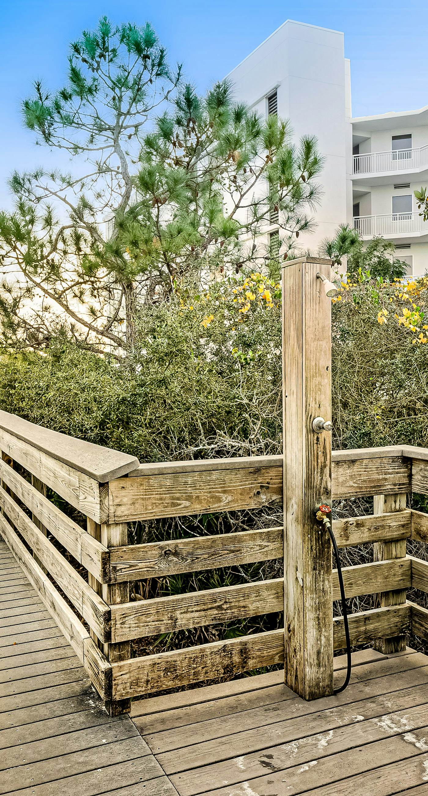 Updated Emerald Coast condo with pool, AC, & washer/dryer - walk to beach