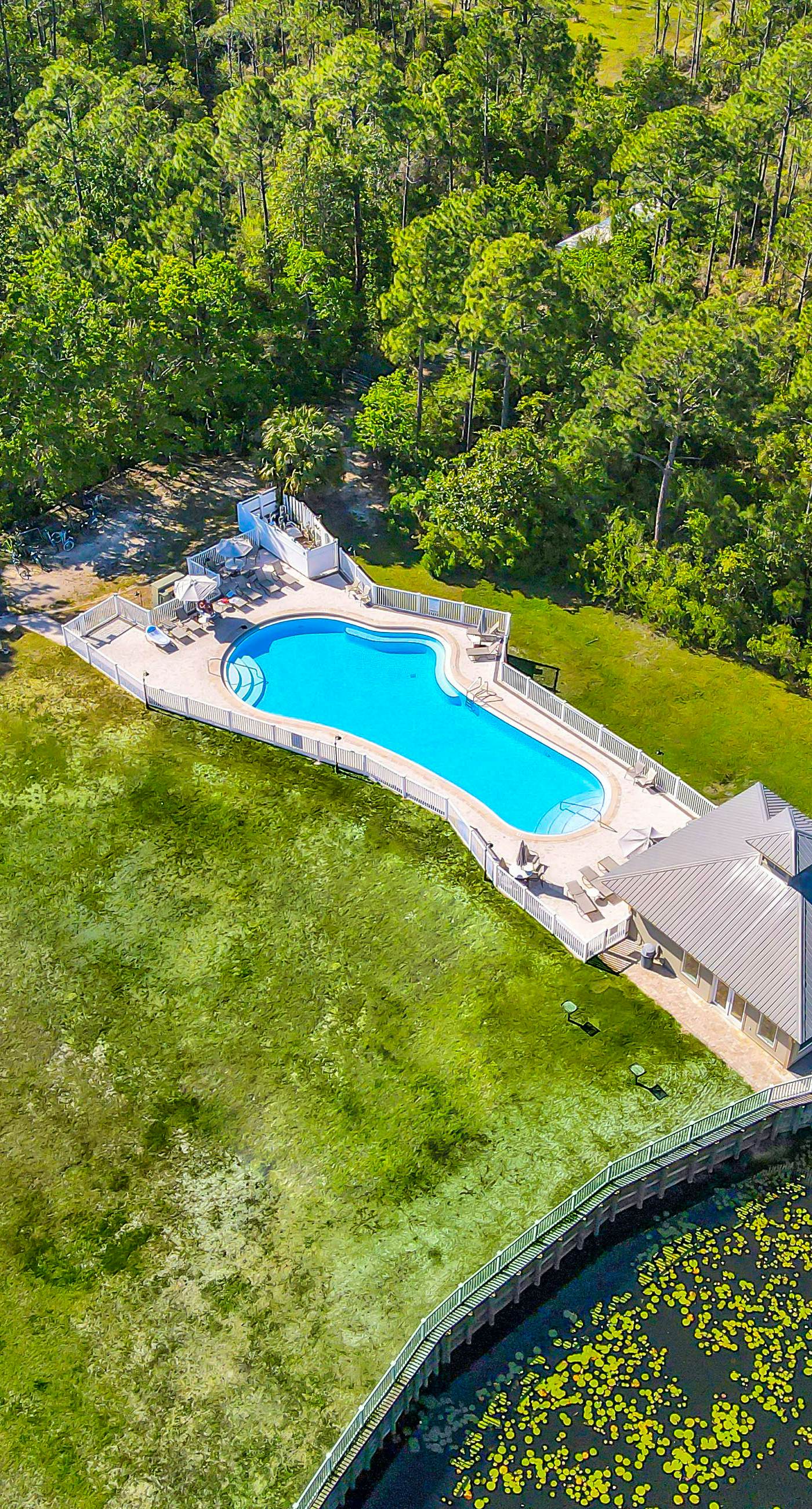 Updated Emerald Coast condo with pool, AC, & washer/dryer - walk to beach